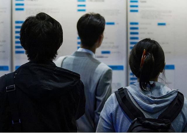 Một kiểu ĂN BÁM mới đang lan rộng - Con cái học cao nhưng cha mẹ lo sốt vó: "Cứ thế này hỏng cả đời..."- Ảnh 1.