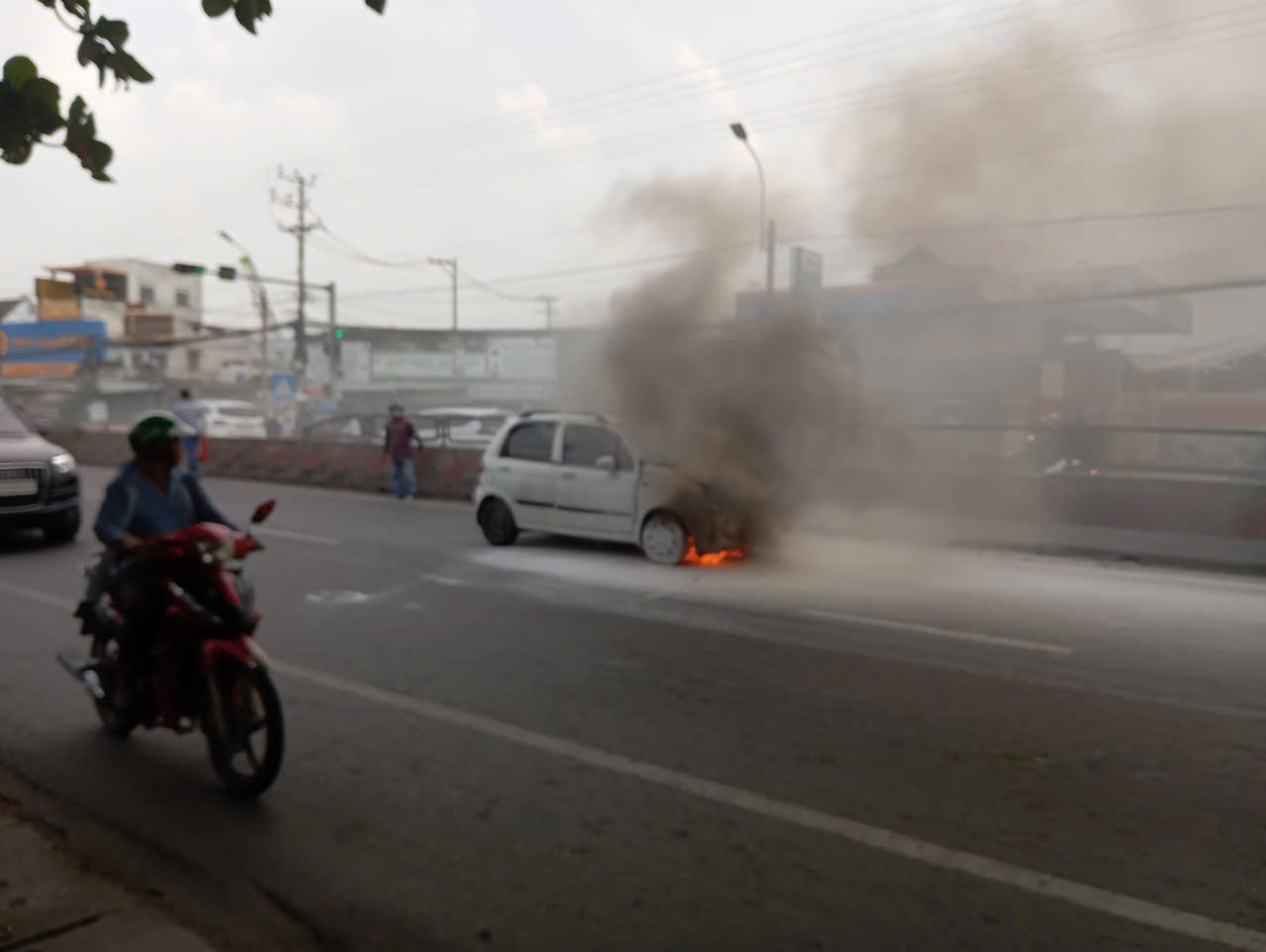 Ô tô 5 chỗ bốc cháy dữ dội trên Quốc lộ 1 Sau tiếng nổ lớn - Ảnh 1. Ô tô 5 chỗ bốc cháy dữ dội trên Quốc lộ 1 Sau tiếng nổ lớn - Ảnh 1.