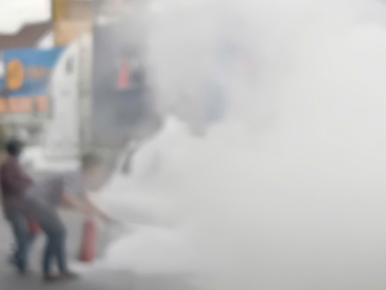 Ô tô 5 chỗ bốc cháy dữ dội trên Quốc lộ 1 Sau tiếng nổ lớn - Ảnh 2. Ô tô 5 chỗ bốc cháy dữ dội trên Quốc lộ 1 Sau tiếng nổ lớn - Ảnh 2.