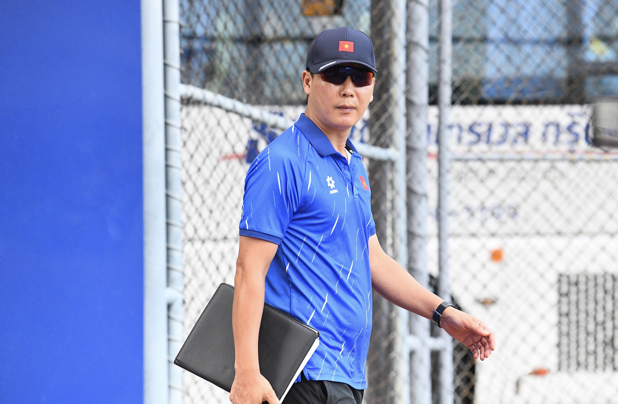 HLV Kim Sang-sik đeo kính râm cực ngầu, chiếm trọn spotlight ở buổi tập của U22 Việt Nam trước trận "đại chiến" với U22 Malaysia - Ảnh 1. HLV Kim Sang-sik đeo kính râm cực ngầu, chiếm trọn spotlight ở buổi tập của U22 Việt Nam trước trận "đại chiến" với U22 Malaysia - Ảnh 1.