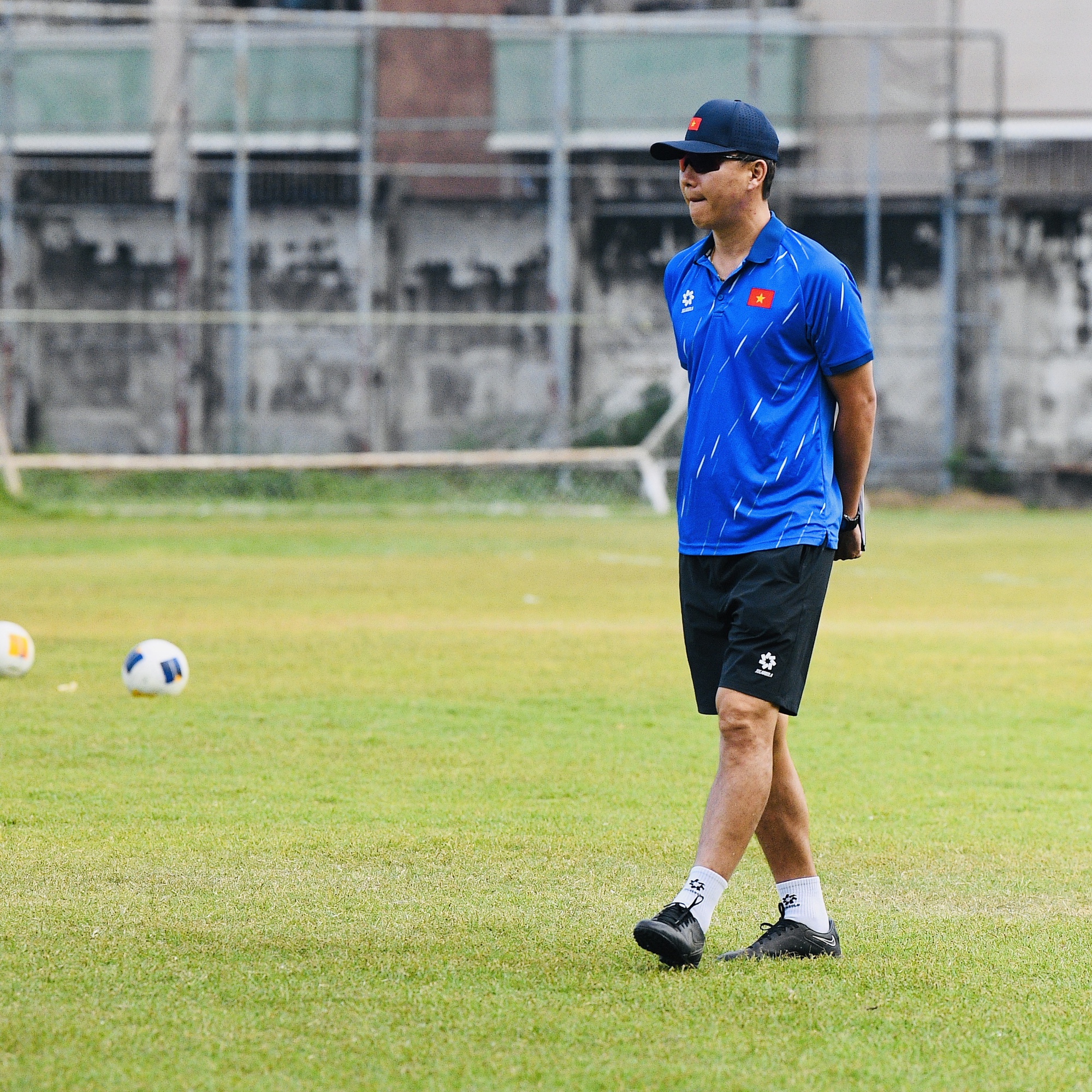 HLV Kim Sang-sik đeo kính râm cực ngầu, chiếm trọn spotlight ở buổi tập của U22 Việt Nam trước trận "đại chiến" với U22 Malaysia - Ảnh 7. HLV Kim Sang-sik đeo kính râm cực ngầu, chiếm trọn spotlight ở buổi tập của U22 Việt Nam trước trận "đại chiến" với U22 Malaysia - Ảnh 7.