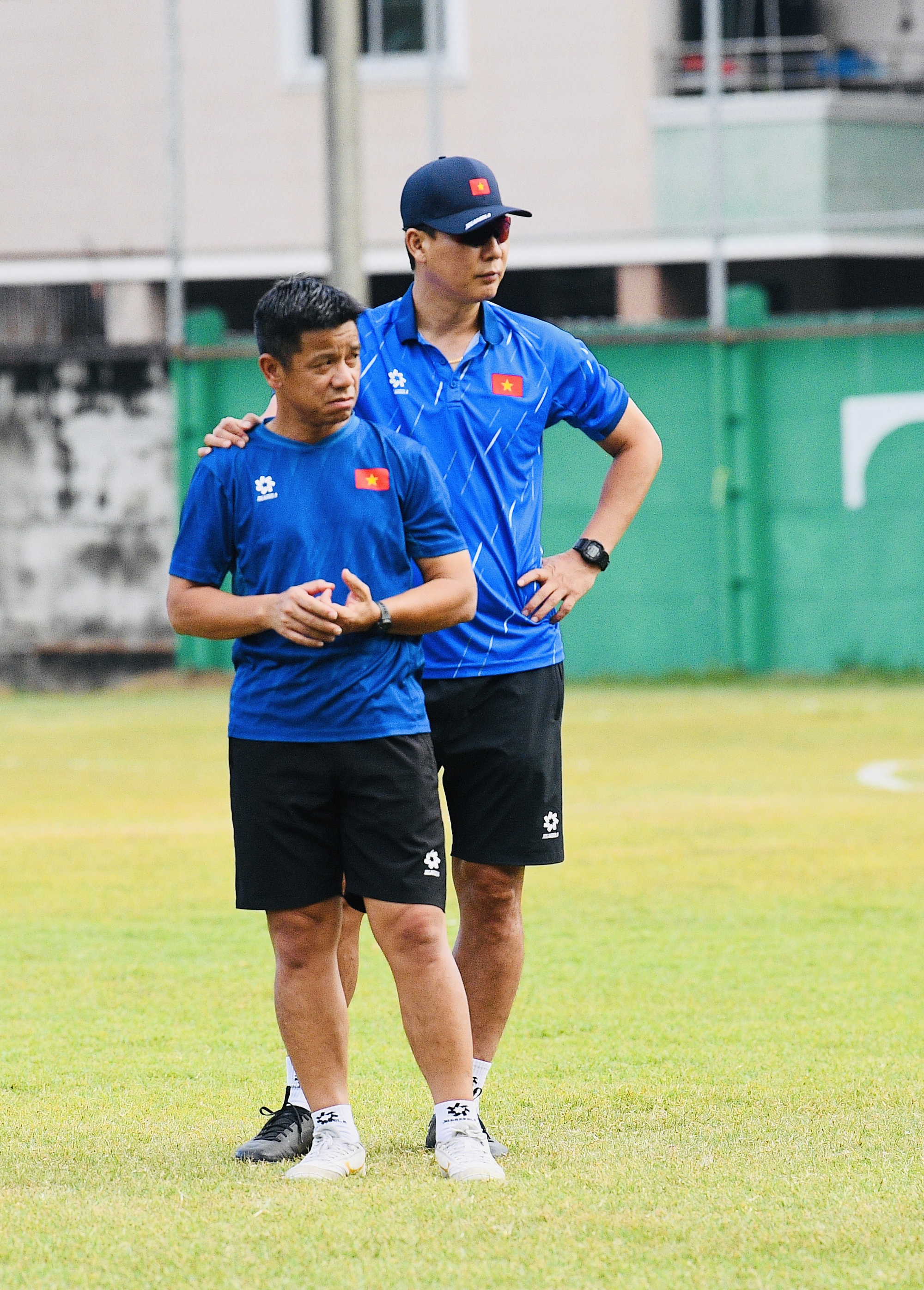 HLV Kim Sang-sik đeo kính râm cực ngầu, chiếm trọn spotlight ở buổi tập của U22 Việt Nam trước trận "đại chiến" với U22 Malaysia - Ảnh 2. HLV Kim Sang-sik đeo kính râm cực ngầu, chiếm trọn spotlight ở buổi tập của U22 Việt Nam trước trận "đại chiến" với U22 Malaysia - Ảnh 2.