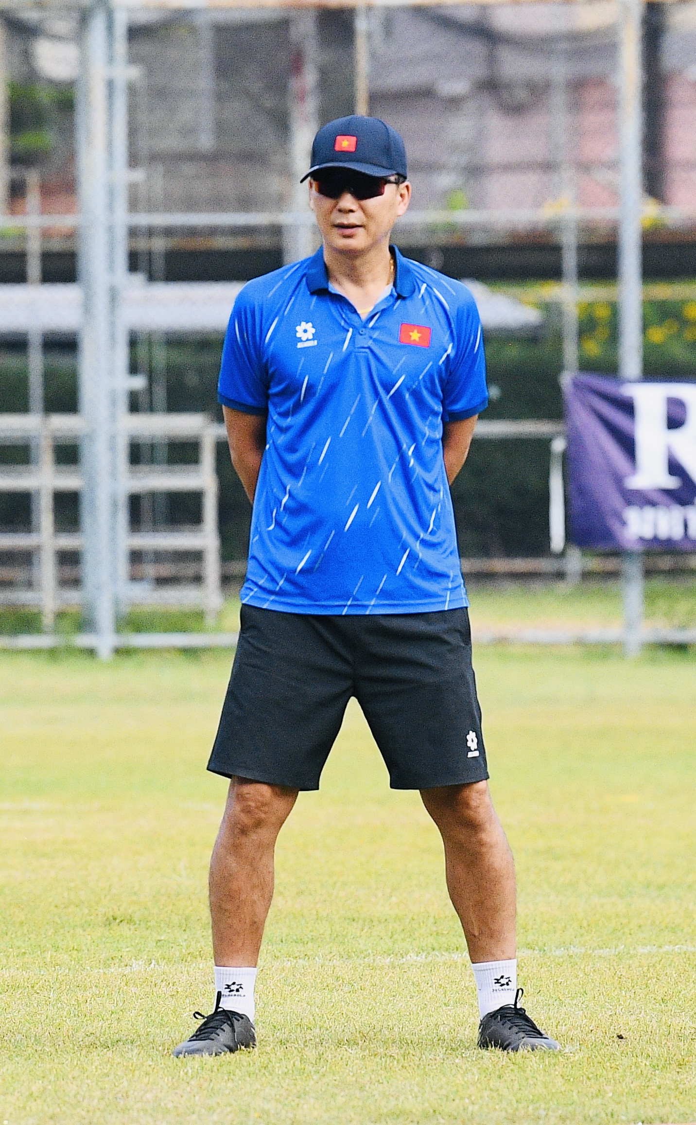 HLV Kim Sang-sik đeo kính râm cực ngầu, chiếm trọn spotlight ở buổi tập của U22 Việt Nam trước trận "đại chiến" với U22 Malaysia - Ảnh 6. HLV Kim Sang-sik đeo kính râm cực ngầu, chiếm trọn spotlight ở buổi tập của U22 Việt Nam trước trận "đại chiến" với U22 Malaysia - Ảnh 6.