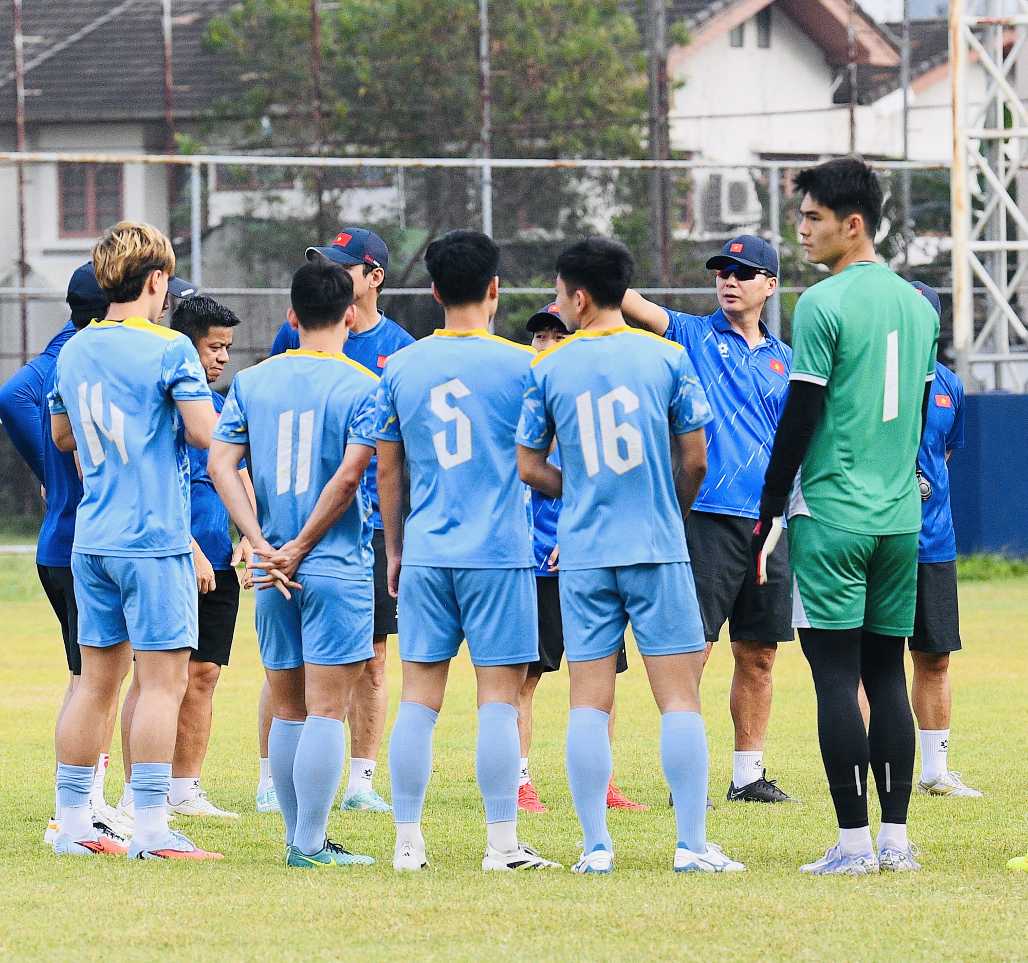 HLV Kim Sang-sik đeo kính râm cực ngầu, chiếm trọn spotlight ở buổi tập của U22 Việt Nam trước trận "đại chiến" với U22 Malaysia - Ảnh 3. HLV Kim Sang-sik đeo kính râm cực ngầu, chiếm trọn spotlight ở buổi tập của U22 Việt Nam trước trận "đại chiến" với U22 Malaysia - Ảnh 3.