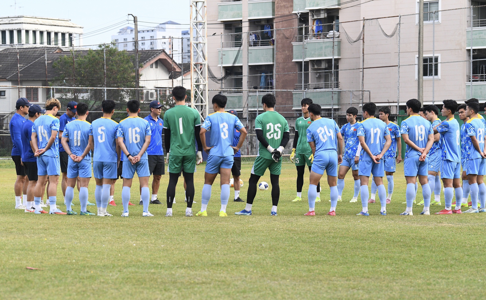 HLV Kim Sang-sik đeo kính râm cực ngầu, chiếm trọn spotlight ở buổi tập của U22 Việt Nam trước trận "đại chiến" với U22 Malaysia - Ảnh 4. HLV Kim Sang-sik đeo kính râm cực ngầu, chiếm trọn spotlight ở buổi tập của U22 Việt Nam trước trận "đại chiến" với U22 Malaysia - Ảnh 4.