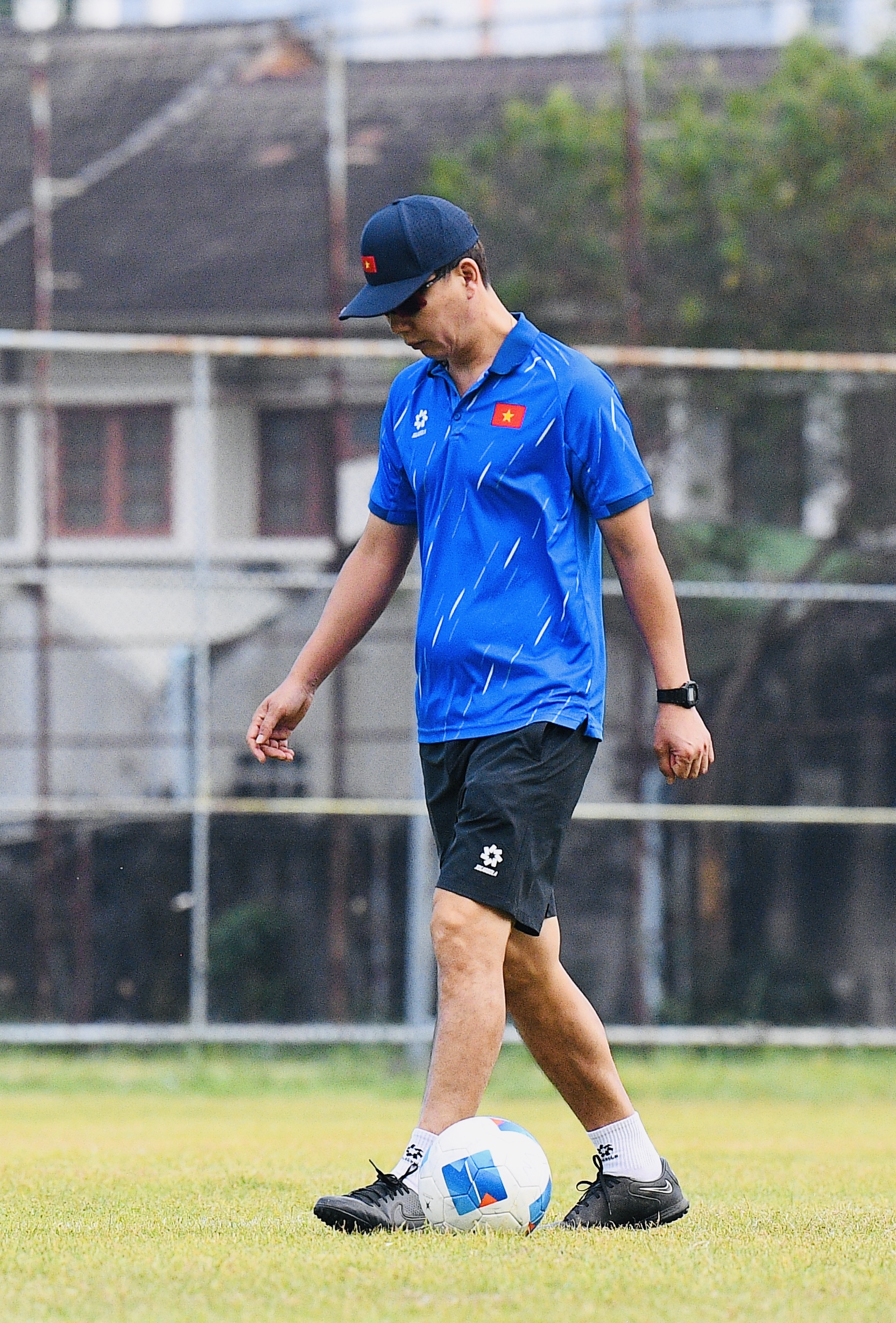 HLV Kim Sang-sik đeo kính râm cực ngầu, chiếm trọn spotlight ở buổi tập của U22 Việt Nam trước trận "đại chiến" với U22 Malaysia - Ảnh 8. HLV Kim Sang-sik đeo kính râm cực ngầu, chiếm trọn spotlight ở buổi tập của U22 Việt Nam trước trận "đại chiến" với U22 Malaysia - Ảnh 8.