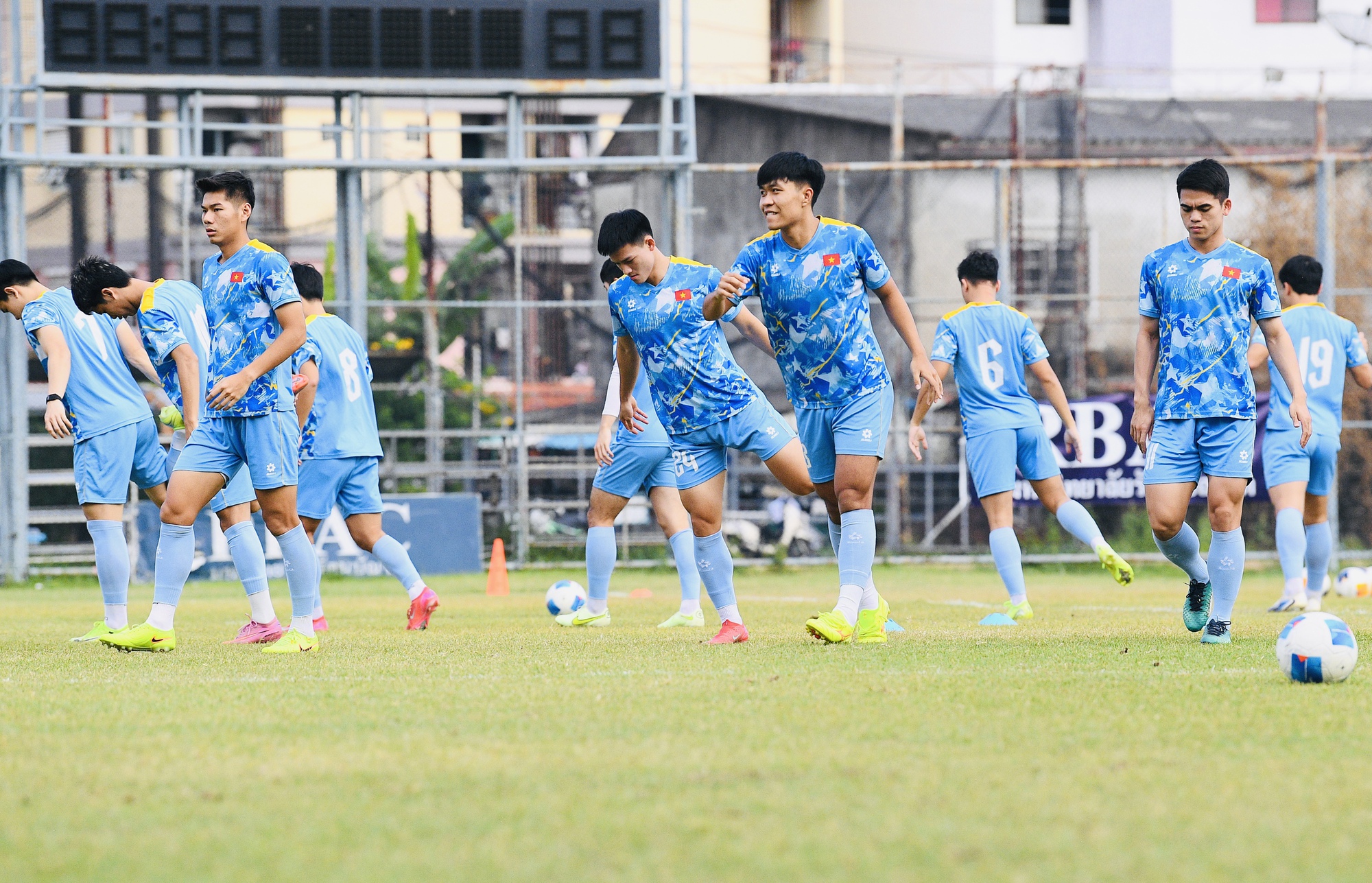 HLV Kim Sang-sik đeo kính râm cực ngầu, chiếm trọn spotlight ở buổi tập của U22 Việt Nam trước trận "đại chiến" với U22 Malaysia - Ảnh 11. HLV Kim Sang-sik đeo kính râm cực ngầu, chiếm trọn spotlight ở buổi tập của U22 Việt Nam trước trận "đại chiến" với U22 Malaysia - Ảnh 11.