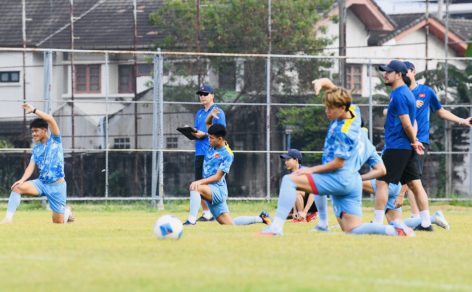 HLV Kim Sang-sik đeo kính râm cực ngầu, chiếm trọn spotlight ở buổi tập của U22 Việt Nam trước trận "đại chiến" với U22 Malaysia - Ảnh 5. HLV Kim Sang-sik đeo kính râm cực ngầu, chiếm trọn spotlight ở buổi tập của U22 Việt Nam trước trận "đại chiến" với U22 Malaysia - Ảnh 5.