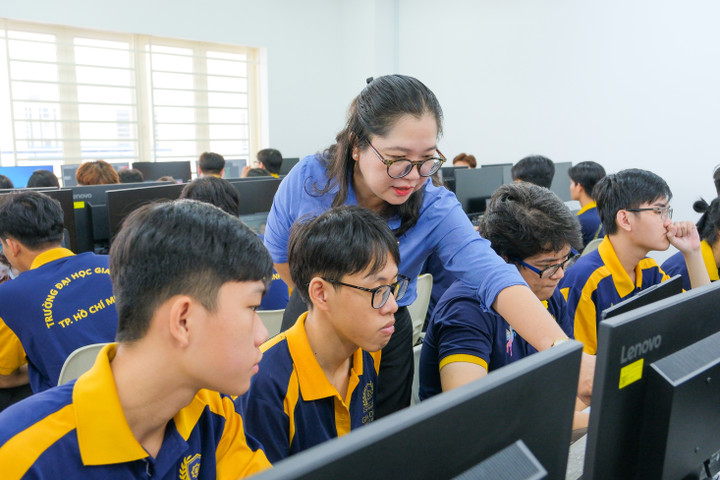 Nghề nào trả lương cao nhất cho sinh viên mới ra trường? - Ảnh 2.