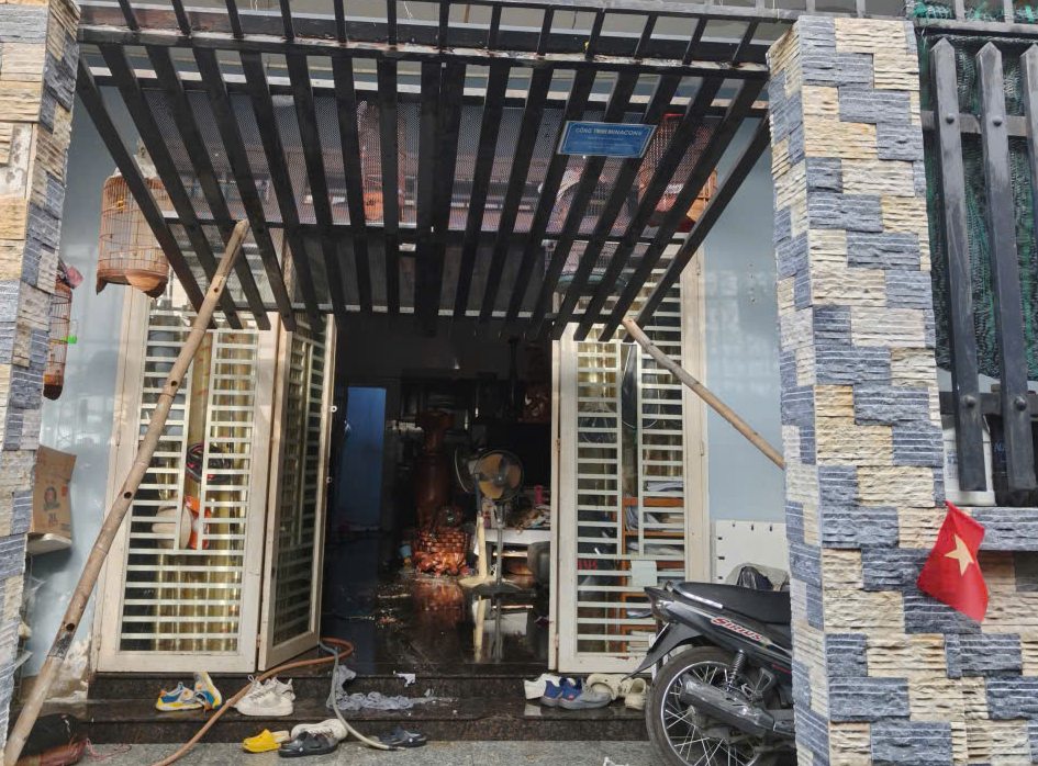 Vụ cháy nhà ở TPHCM: Nạn nhân đã mua can xăng trước khi xảy ra sự việc - Ảnh 1.