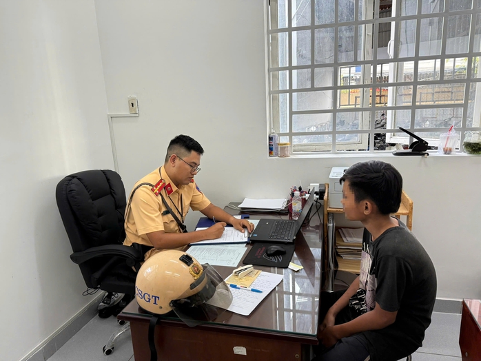Bốc đầu xe máy để đăng mạng xã hội , thiếu niên ở TPHCM bị xử lý nghiêm - Ảnh 1.