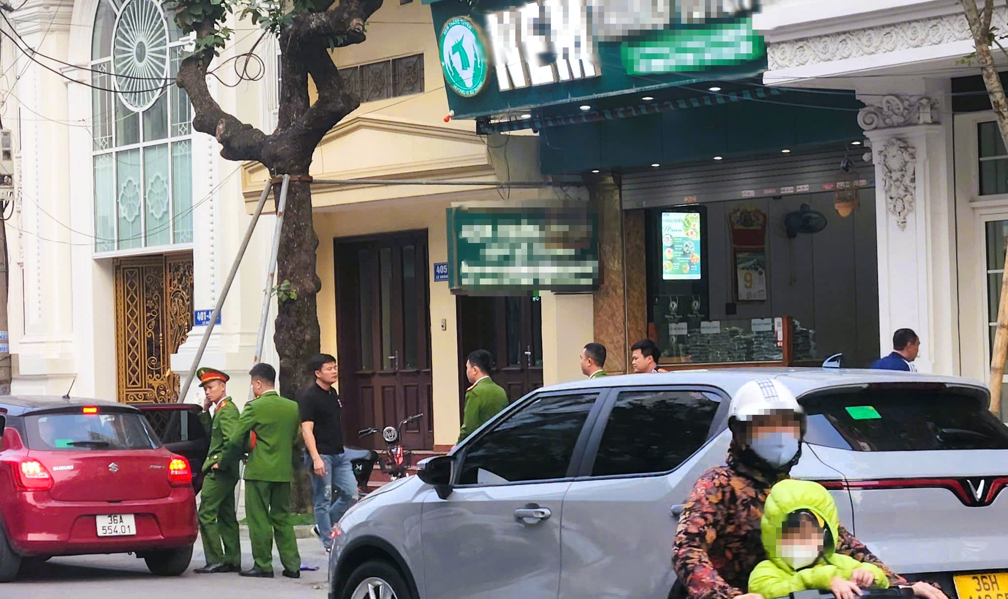 Nhiều cảnh sát lại xuất hiện trước tiệm vàng nổi tiếng xứ Thanh - Ảnh 3.