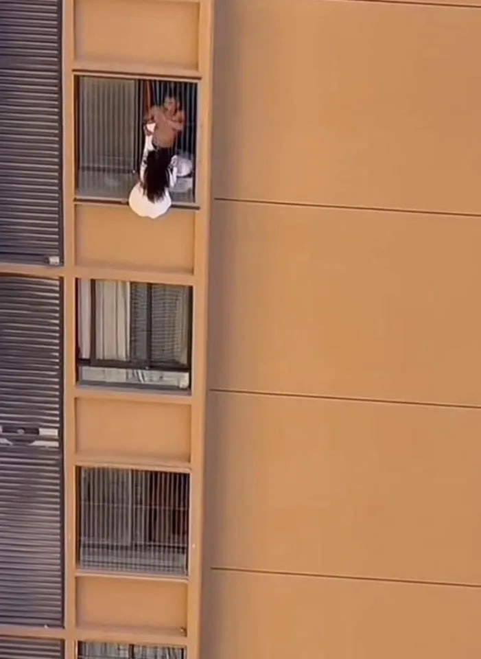 Clip cô gái trèo ra khỏi cửa sổ chung cư, bùng nổ tranh cãi khi zoom cận phát hiện người đàn ông cởi trần- Ảnh 3.