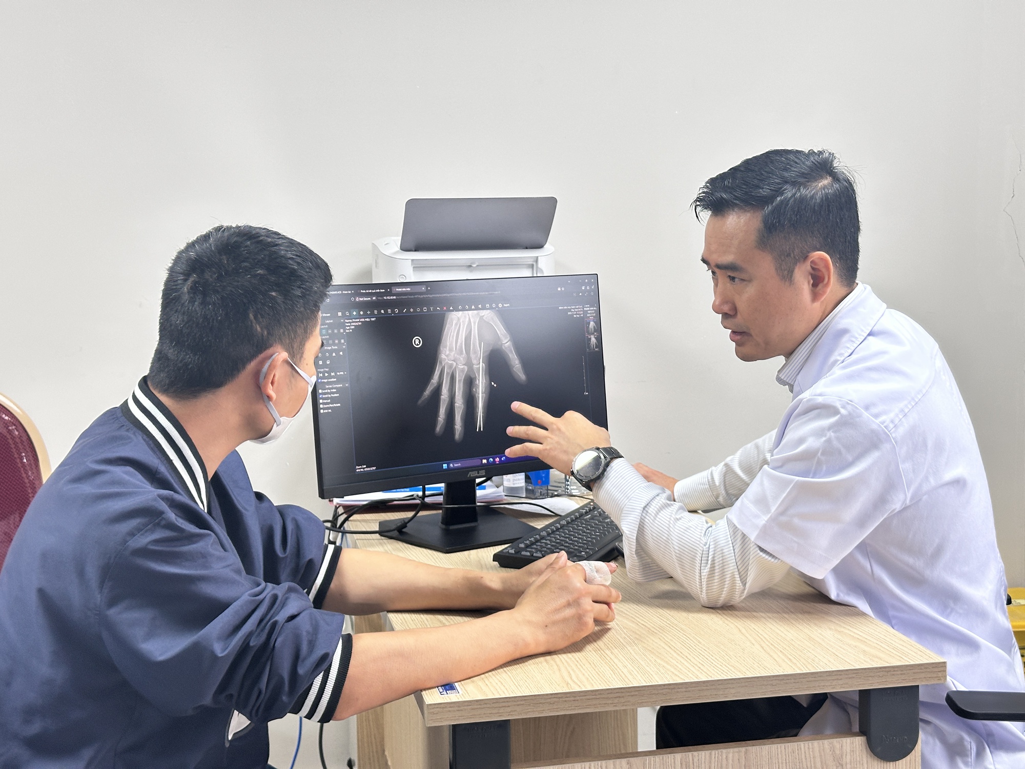 Ngón tay của thủy thủ "sống lại" sau 25 giờ bị đứt rời: Bác sĩ Việt Nam lập kỳ tích chưa từng có - Ảnh 2.