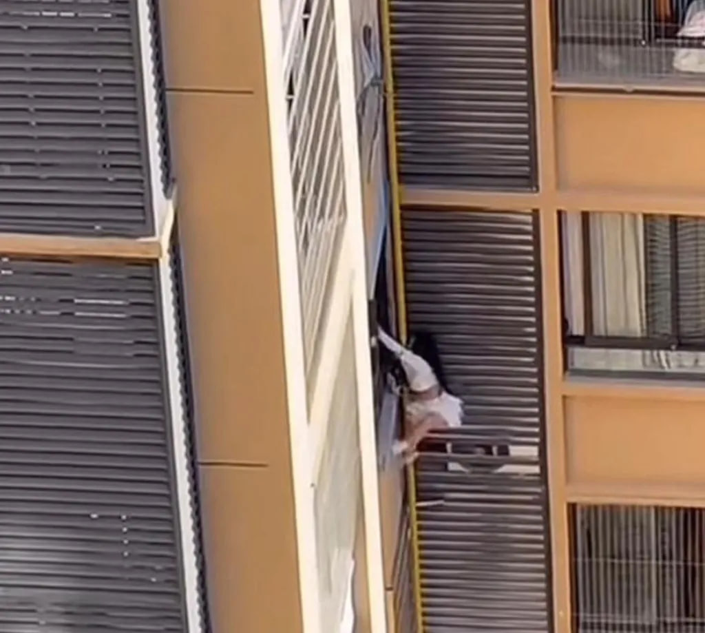 Clip cô gái trèo ra khỏi cửa sổ chung cư, bùng nổ tranh cãi khi zoom cận phát hiện người đàn ông cởi trần- Ảnh 2.