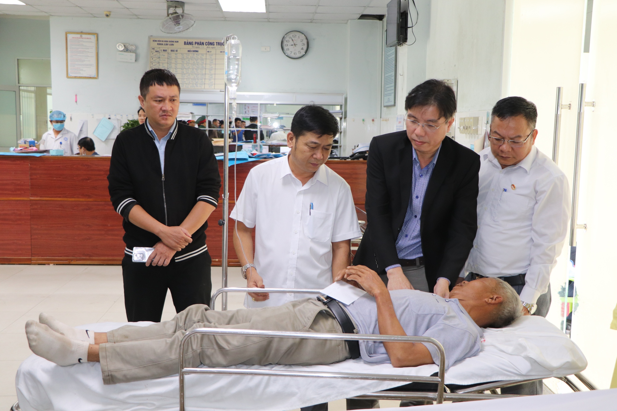 Tai nạn giao thông Đà Nẵng: 13 Người thương vong trong gia đình sau đám cưới - Ảnh 3. Tai nạn giao thông Đà Nẵng: 13 Người thương vong trong gia đình sau đám cưới - Ảnh 3.