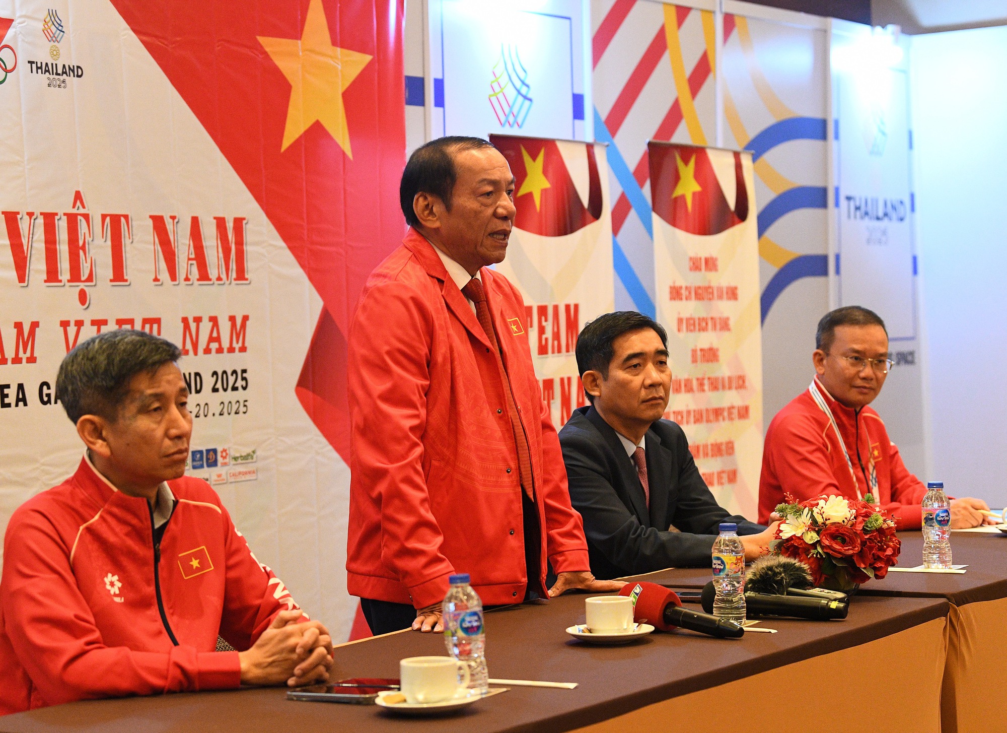 Tuyển nữ Việt Nam vất vả ở SEA Games 33, sân tập cách 40km, di chuyển mất tới 5 tiếng mỗi ngày- Ảnh 2.