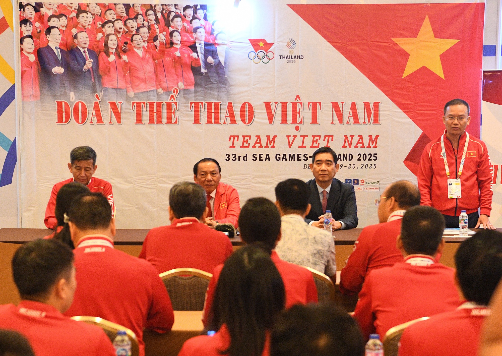 Tuyển nữ Việt Nam vất vả ở SEA Games 33, sân tập cách 40km, di chuyển mất tới 5 tiếng mỗi ngày- Ảnh 1.