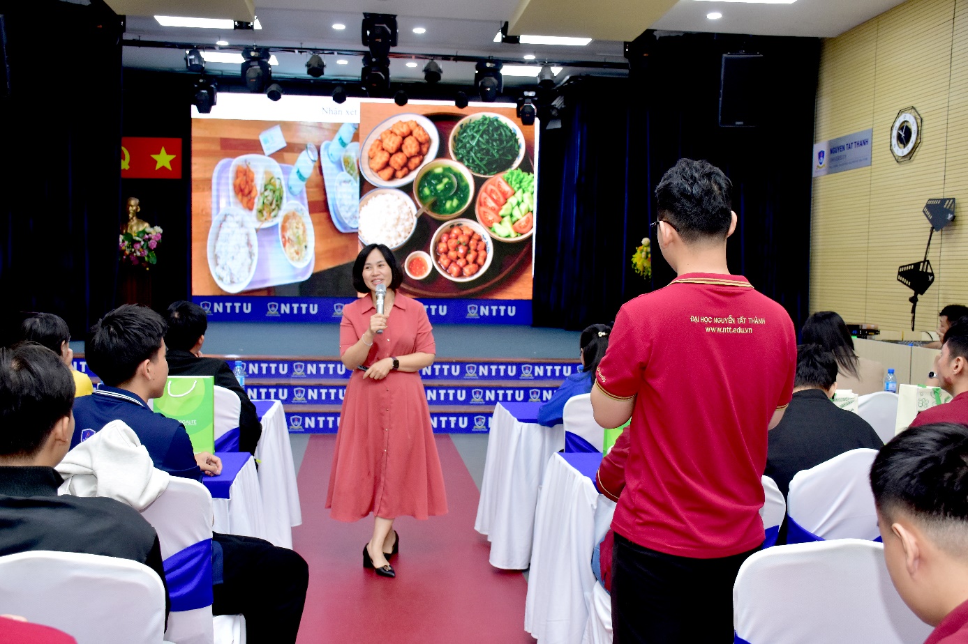 Hành trình “Nhân sự kế thừa ngành y” tiếp tục lan tỏa tại Trường Đại học Nguyễn Tất Thành - Ảnh 2. Hành trình “Nhân sự kế thừa ngành y” tiếp tục lan tỏa tại Trường Đại học Nguyễn Tất Thành - Ảnh 2.