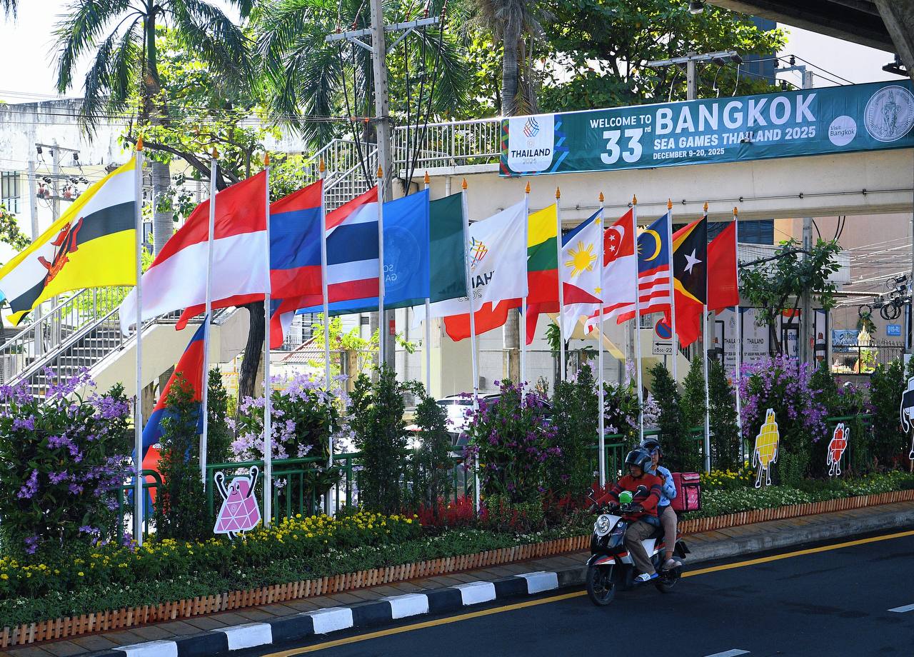 Cận cảnh xe dò bom mìn xuất hiện tại SVĐ Rajamangala trước giờ lễ khai mạc SEA Games 33- Ảnh 1.