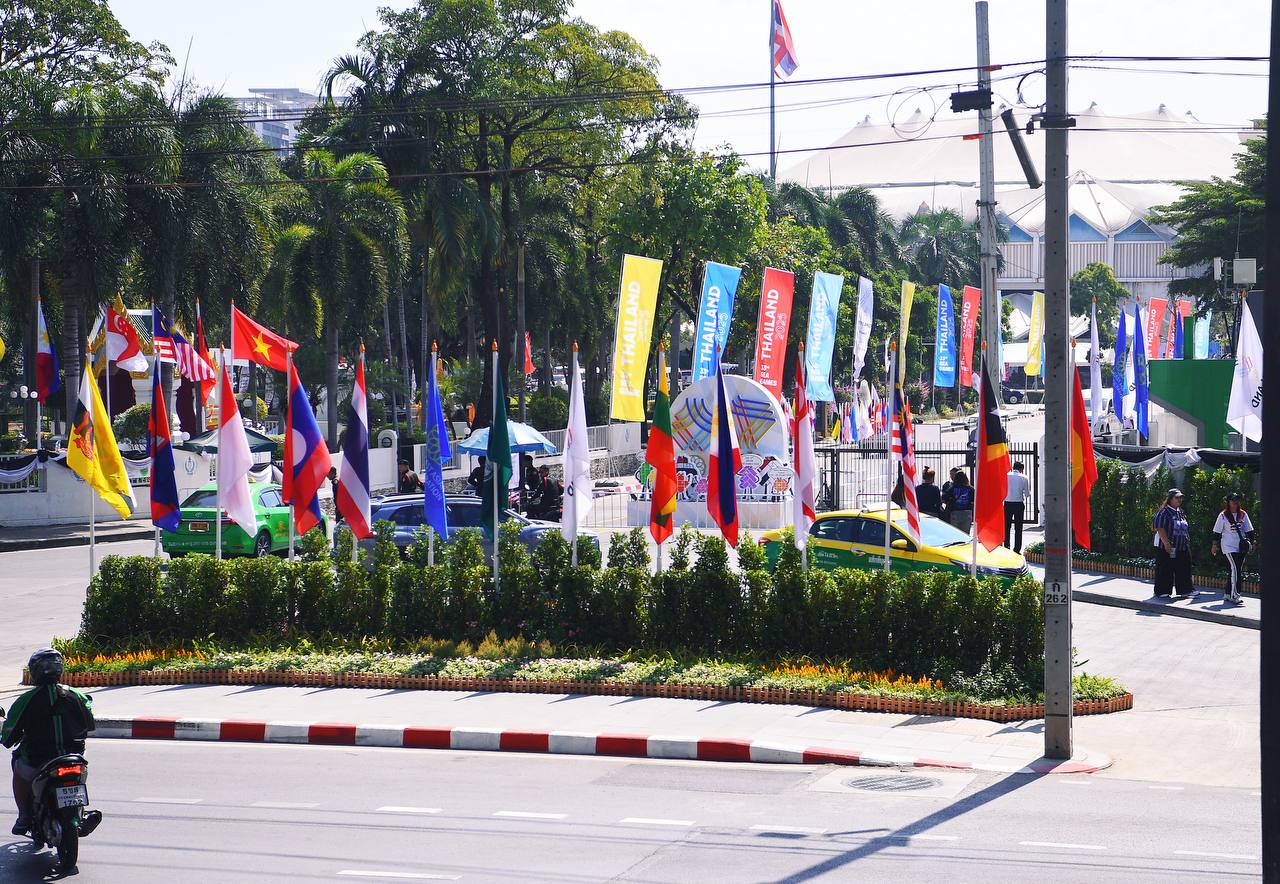 Cận cảnh xe dò bom mìn xuất hiện tại SVĐ Rajamangala trước giờ lễ khai mạc SEA Games 33- Ảnh 9.