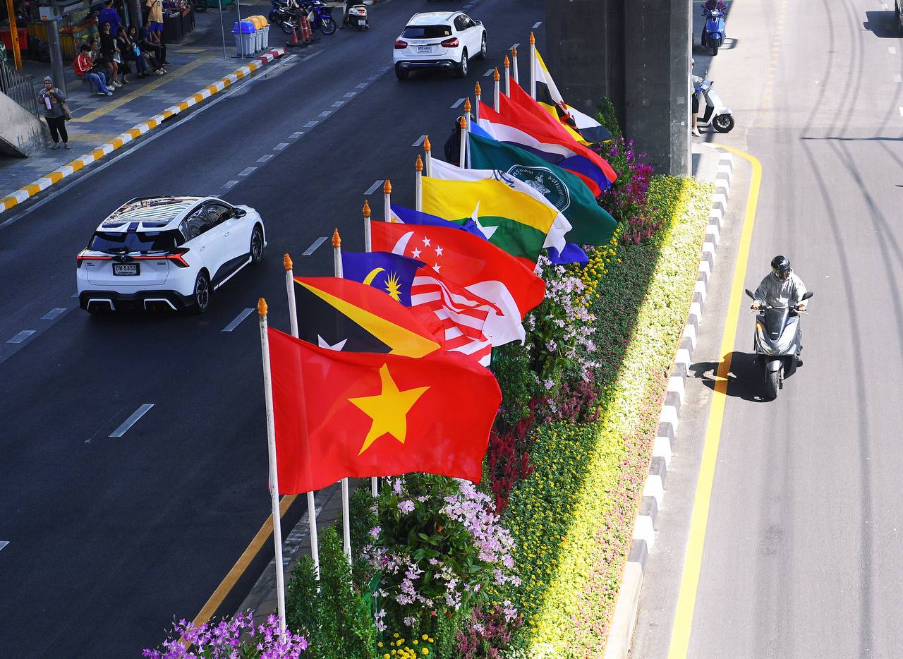 Cận cảnh xe dò bom mìn xuất hiện tại SVĐ Rajamangala trước giờ lễ khai mạc SEA Games 33- Ảnh 12.