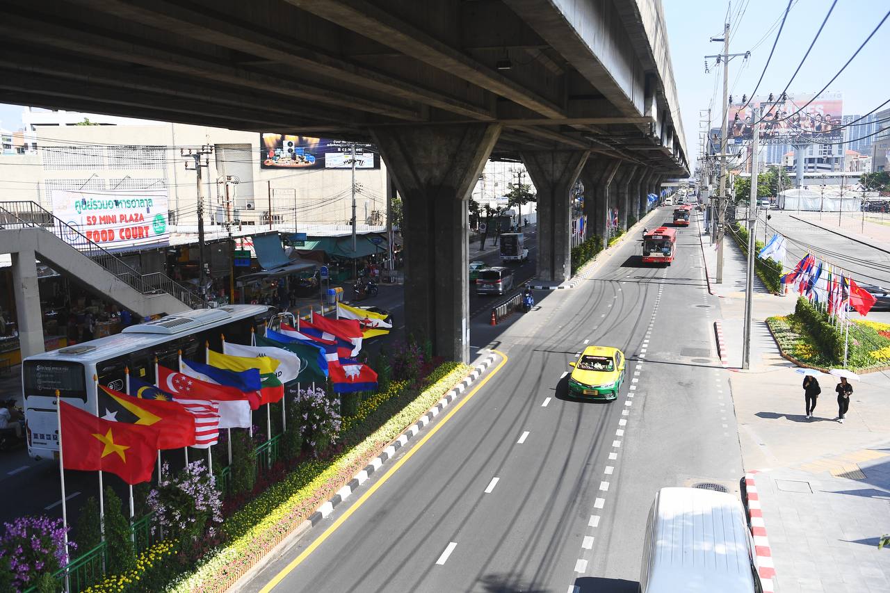 Cận cảnh xe dò bom mìn xuất hiện tại SVĐ Rajamangala trước giờ lễ khai mạc SEA Games 33- Ảnh 10.