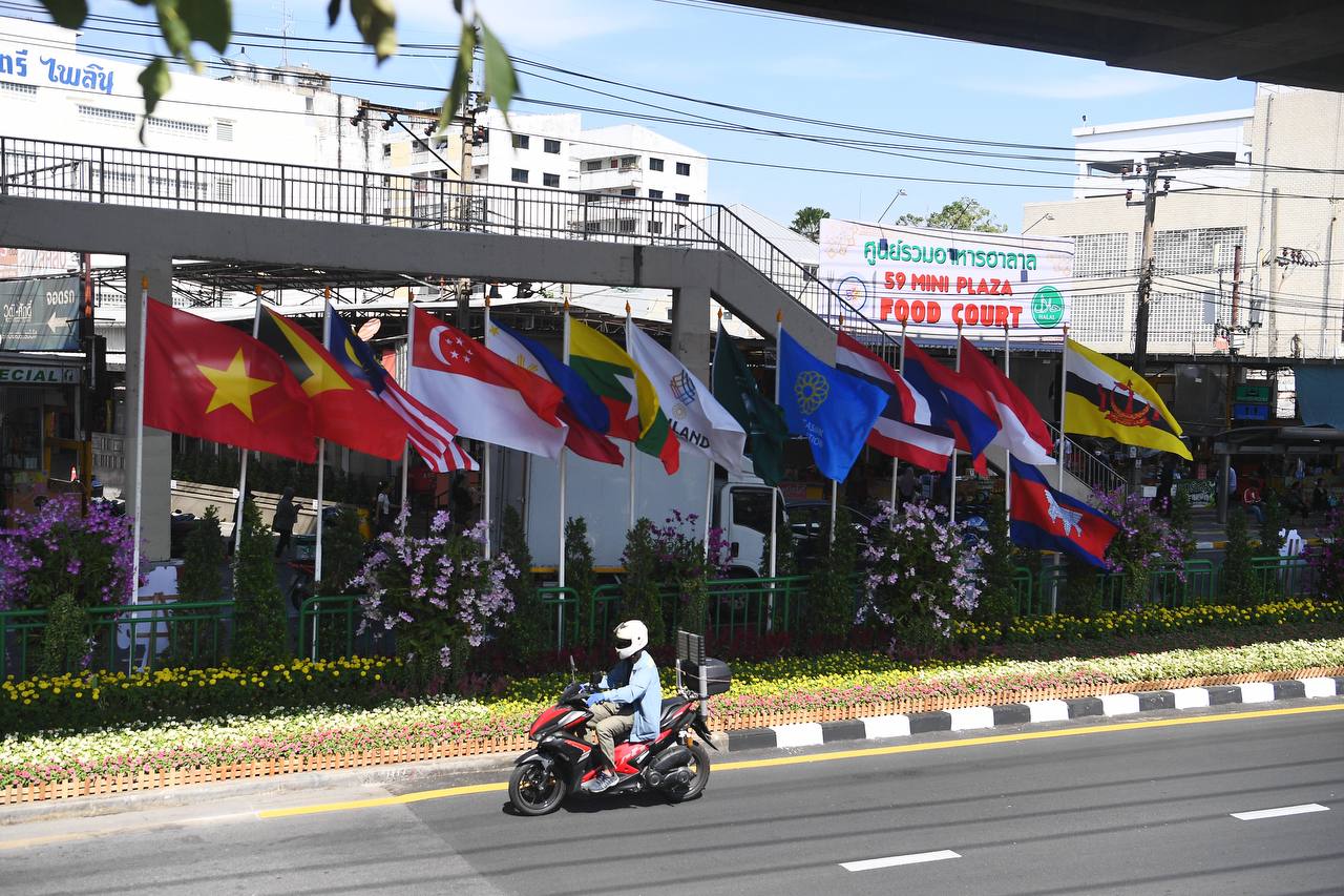 Cận cảnh xe dò bom mìn xuất hiện tại SVĐ Rajamangala trước giờ lễ khai mạc SEA Games 33- Ảnh 8.