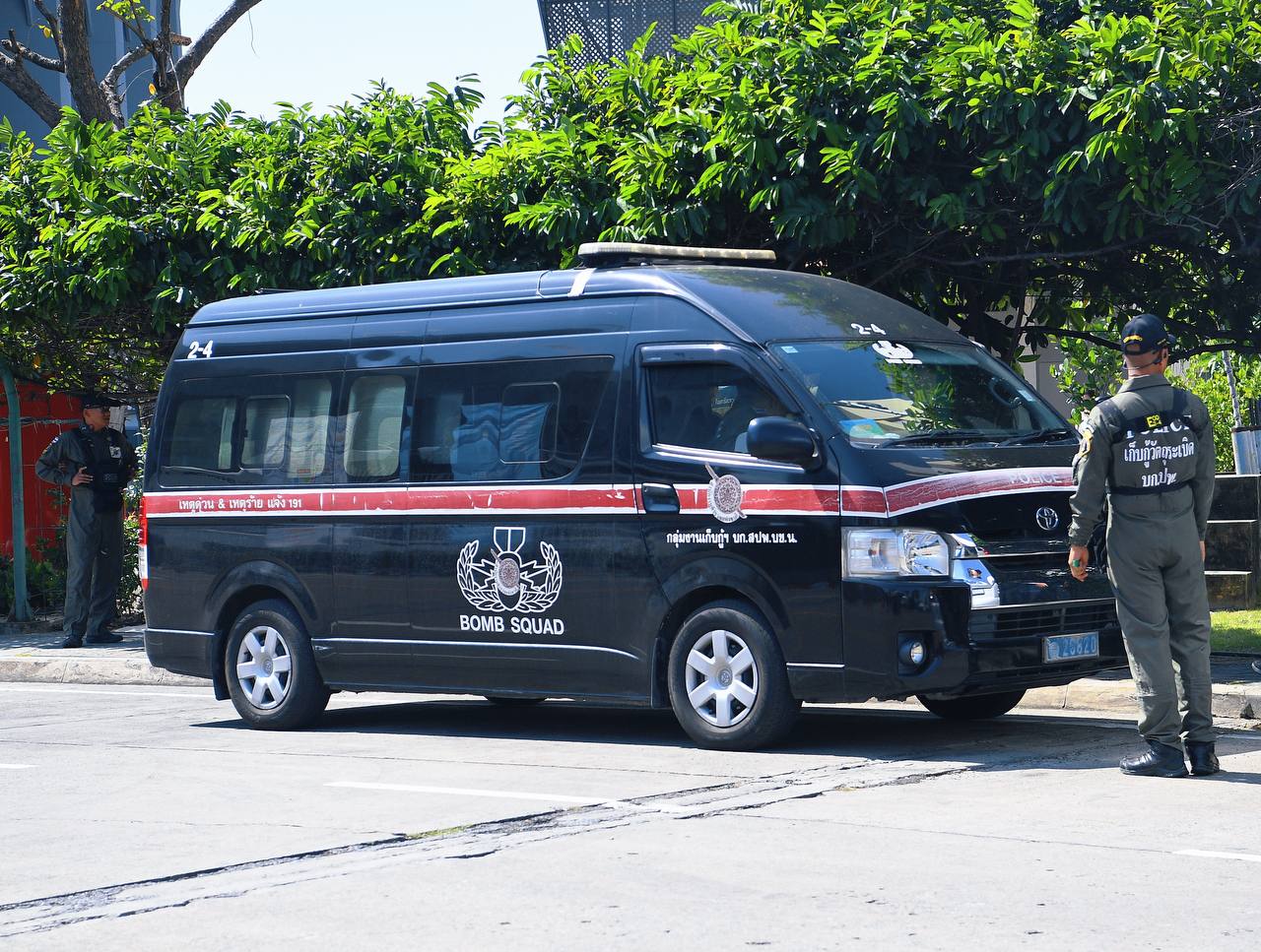 Cận cảnh xe dò bom mìn xuất hiện tại SVĐ Rajamangala trước giờ lễ khai mạc SEA Games 33- Ảnh 2.