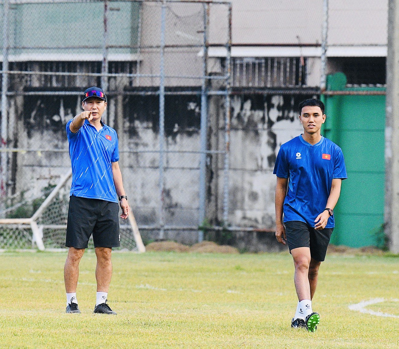 HLV Kim Sang-sik đeo kính râm cực ngầu, chiếm trọn spotlight ở buổi tập của U22 Việt Nam trước trận "đại chiến" với U22 Malaysia - Ảnh 9. HLV Kim Sang-sik đeo kính râm cực ngầu, chiếm trọn spotlight ở buổi tập của U22 Việt Nam trước trận "đại chiến" với U22 Malaysia - Ảnh 9.