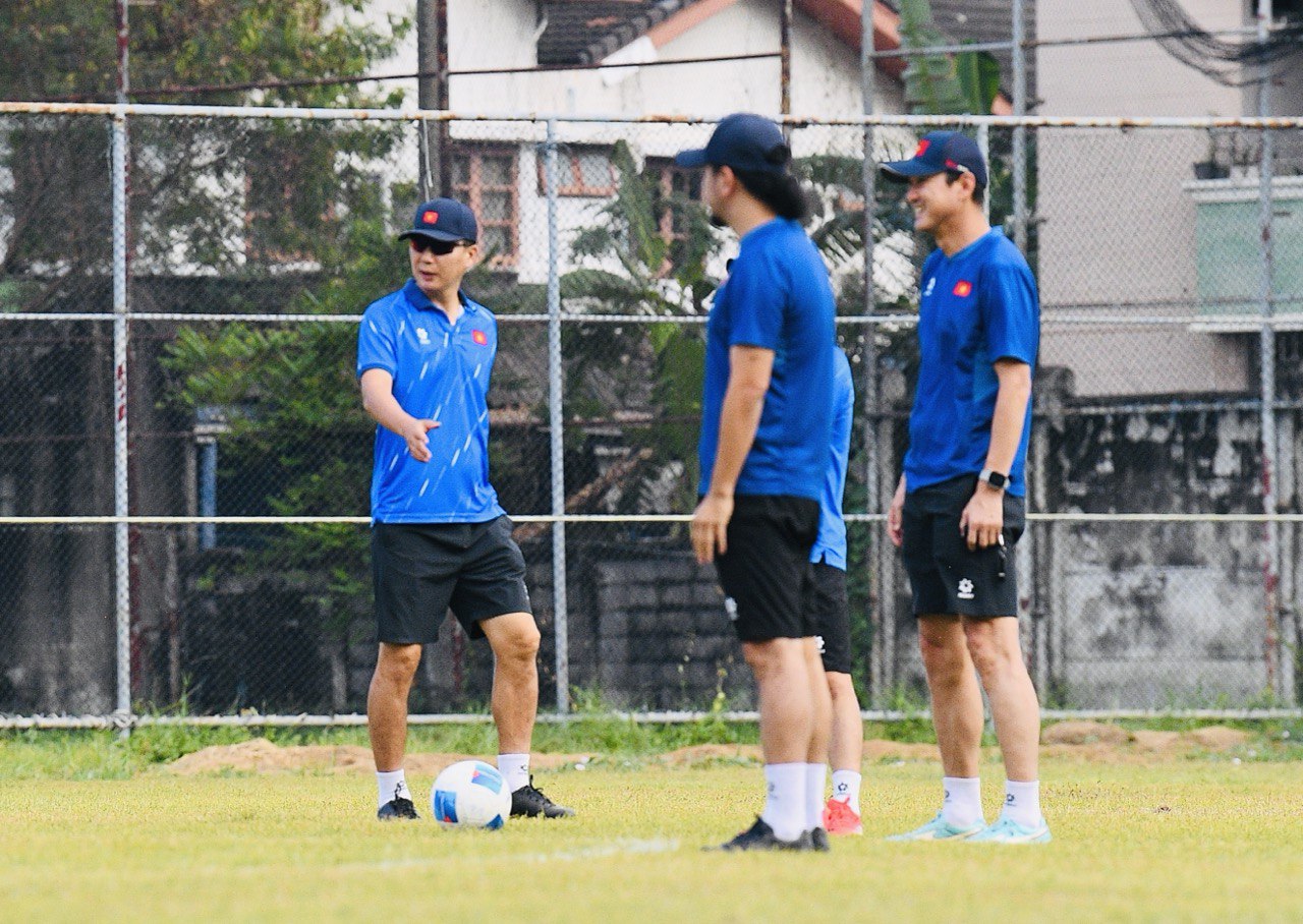 HLV Kim Sang-sik đeo kính râm cực ngầu, chiếm trọn spotlight ở buổi tập của U22 Việt Nam trước trận "đại chiến" với U22 Malaysia - Ảnh 10. HLV Kim Sang-sik đeo kính râm cực ngầu, chiếm trọn spotlight ở buổi tập của U22 Việt Nam trước trận "đại chiến" với U22 Malaysia - Ảnh 10.