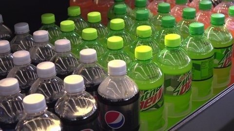 Đột kích 3 cơ sở, công an Ấn Độ triệt phá đường dây buôn bán nước ngọt giả quy mô lớn, hơn 175 thùng sản phẩm nhái bị tịch thu - Ảnh 1.