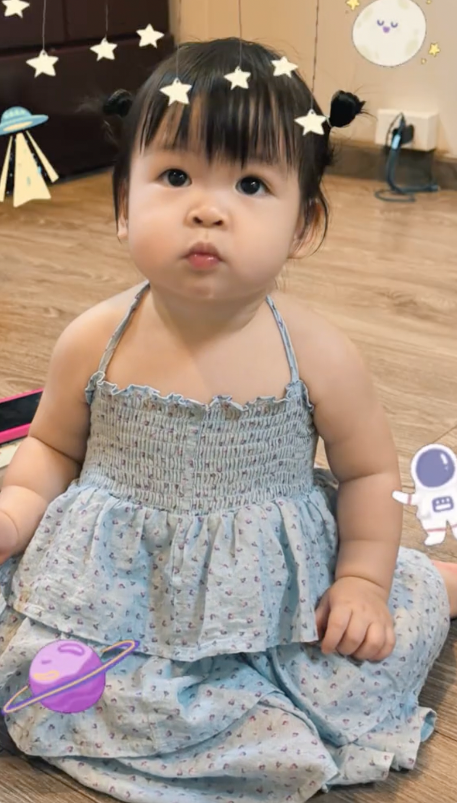 Ái nữ Đỗ Mỹ Linh khoe má bánh bao siêu cưng, chiếm spotlight ở tiệc hoành tráng của "cậu ấm cô chiêu" cháu bầu Hiển - Ảnh 3. Ái nữ Đỗ Mỹ Linh khoe má bánh bao siêu cưng, chiếm spotlight ở tiệc hoành tráng của "cậu ấm cô chiêu" cháu bầu Hiển - Ảnh 3.