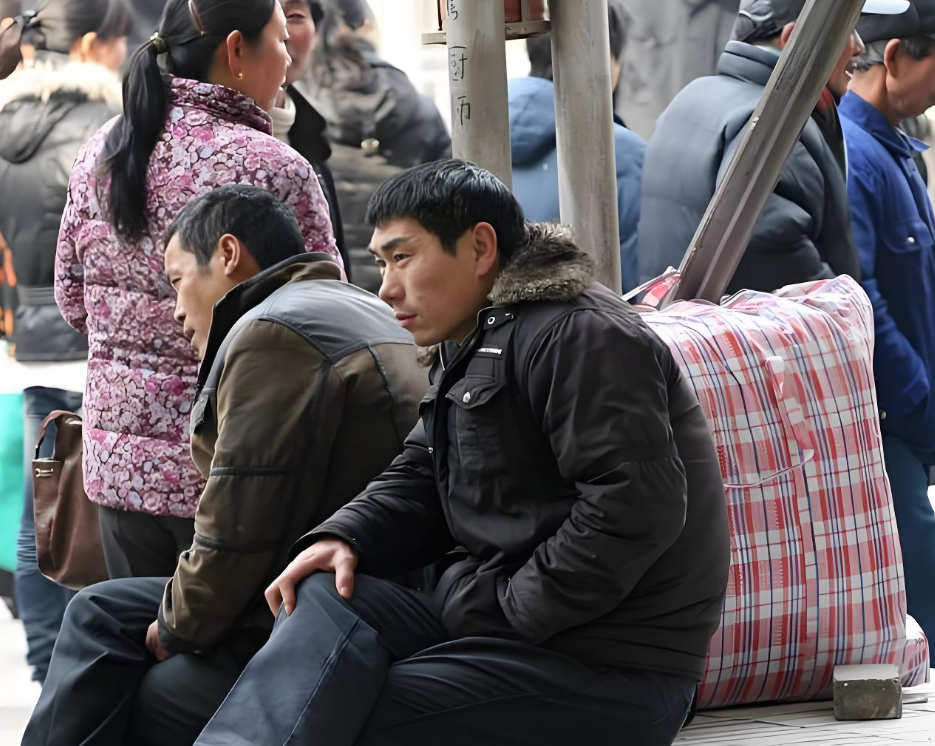 Một kiểu ĂN BÁM mới đang lan rộng - Con cái học cao nhưng cha mẹ lo sốt vó: "Cứ thế này hỏng cả đời..."- Ảnh 2.