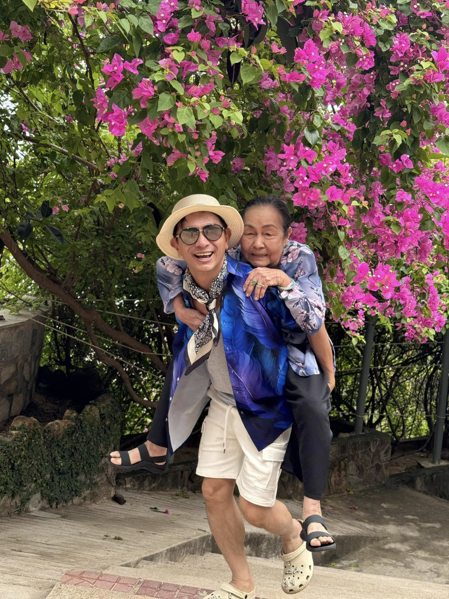 Nam nghệ sĩ là Giám đốc Nghệ thuật, 50 tuổi vẫn ở với mẹ: "Cuộc đời mình đừng trông chờ người khác" - Ảnh 4.