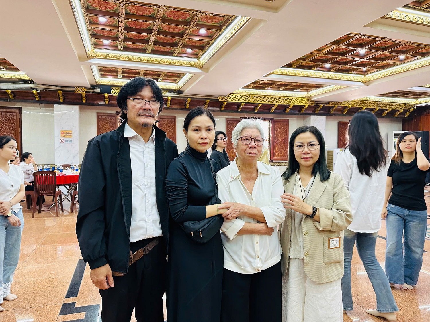 Mẹ ruột cố NSƯT Ngọc Trinh nắm tay NSƯT Công Ninh khóc nghẹn trong lễ 100 ngày mất con - Ảnh 3. Mẹ ruột cố NSƯT Ngọc Trinh nắm tay NSƯT Công Ninh khóc nghẹn trong lễ 100 ngày mất con - Ảnh 3.