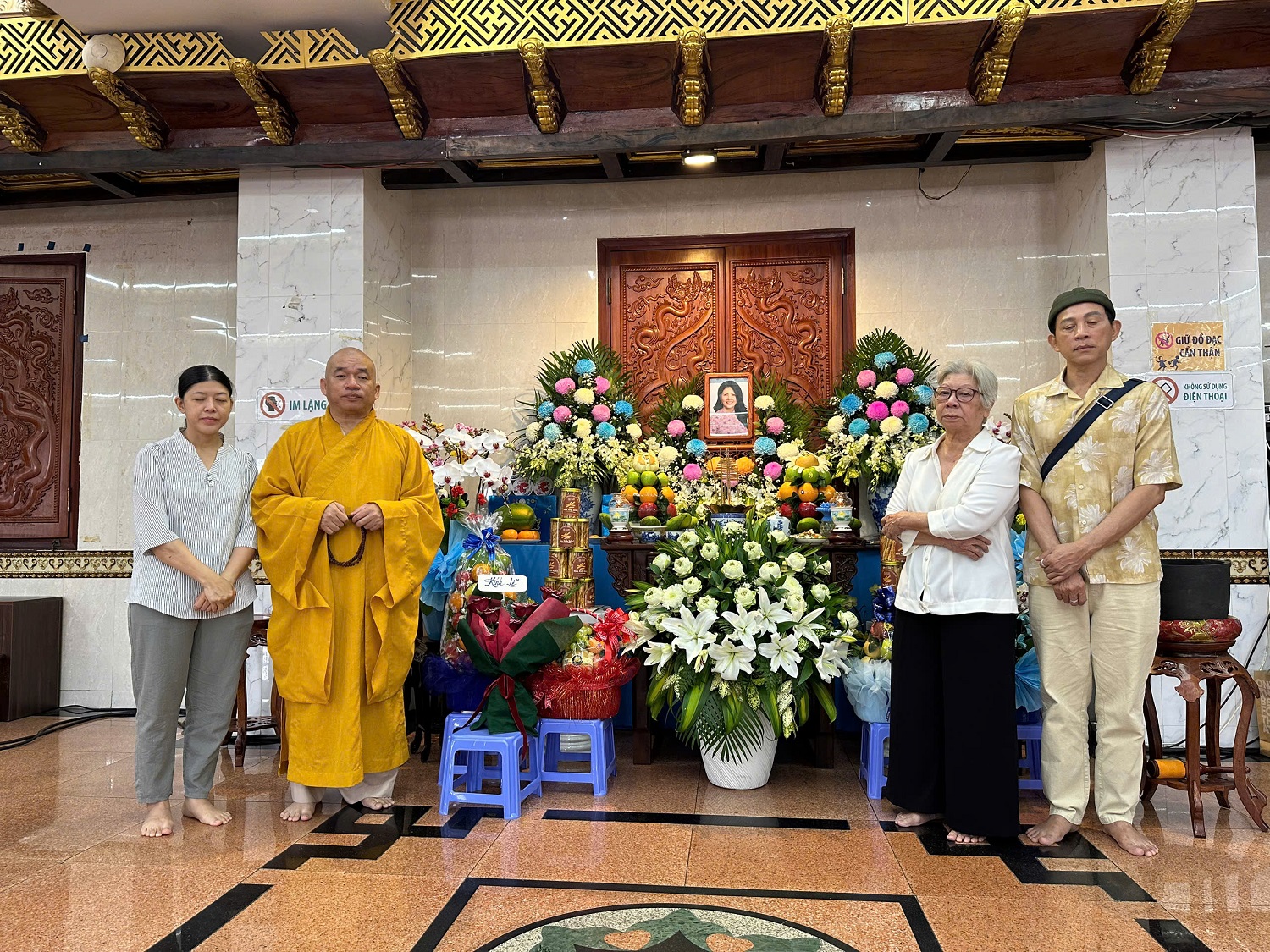 Mẹ ruột cố NSƯT Ngọc Trinh nắm tay NSƯT Công Ninh khóc nghẹn trong lễ 100 ngày mất con - Ảnh 1. Mẹ ruột cố NSƯT Ngọc Trinh nắm tay NSƯT Công Ninh khóc nghẹn trong lễ 100 ngày mất con - Ảnh 1.