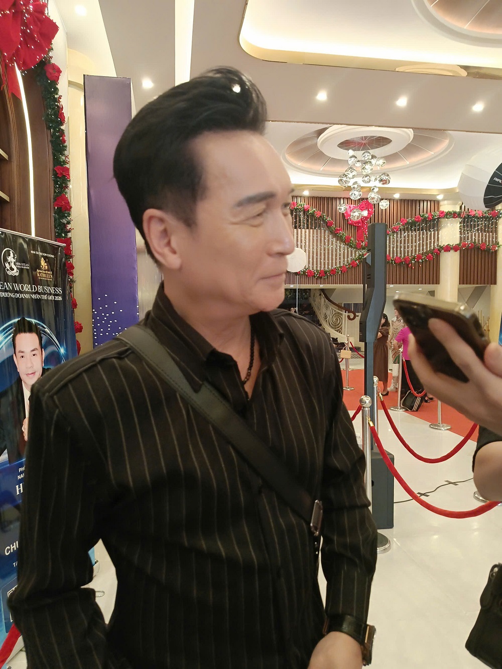 Ca sĩ Nguyễn Hưng cực phong độ ở tuổi U70, nói thẳng chuyện thẩm mỹ: "Tôi làm đại khái, đơn giản thôi" - Ảnh 1. Ca sĩ Nguyễn Hưng cực phong độ ở tuổi U70, nói thẳng chuyện thẩm mỹ: "Tôi làm đại khái, đơn giản thôi" - Ảnh 1.