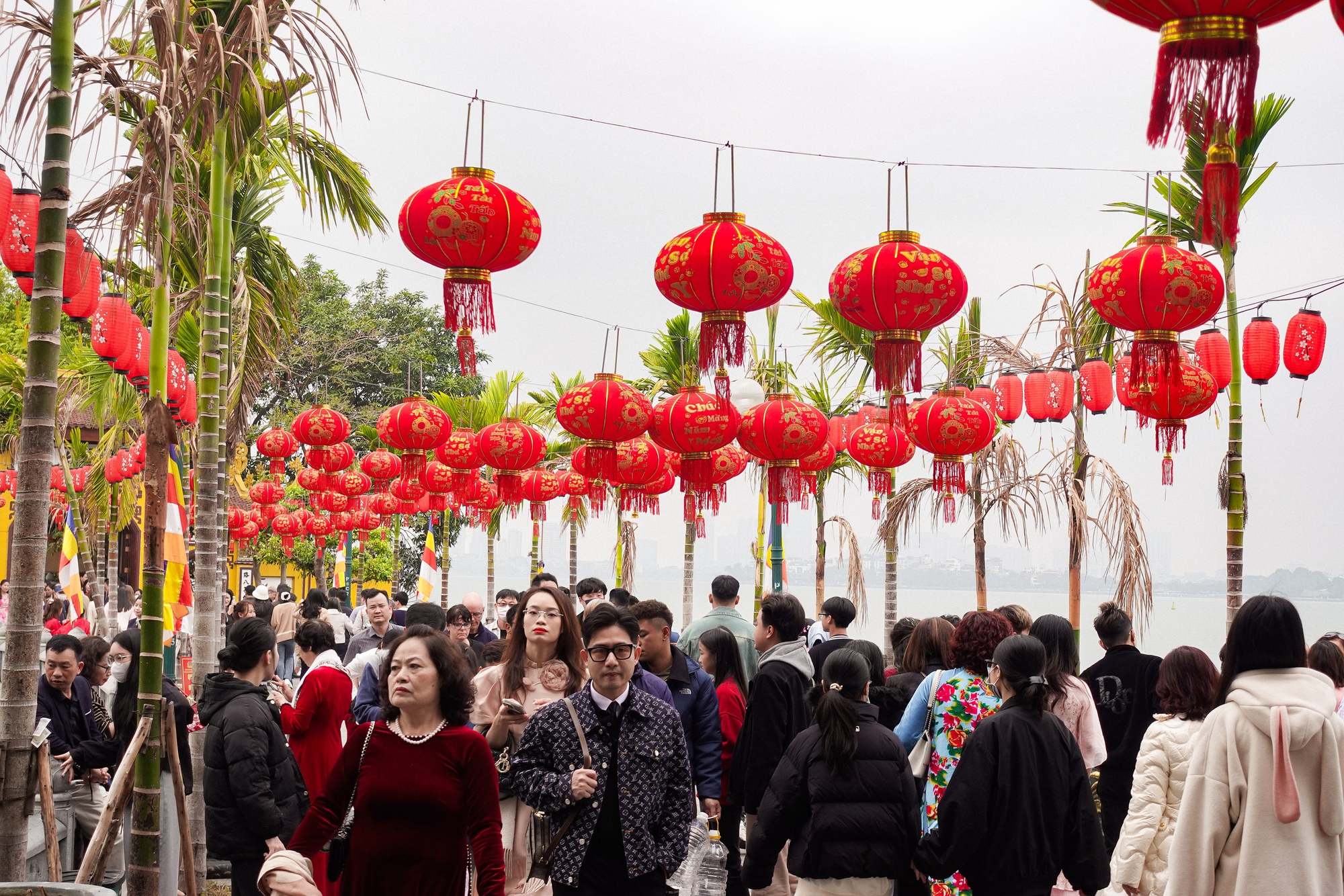 Cảnh tượng du khách đến Hà Nội mùng 4 Tết đông nghịt: Ông đồ Tây ngồi giữa phố, giới trẻ mặc Việt phục chụp ảnh- Ảnh 7.