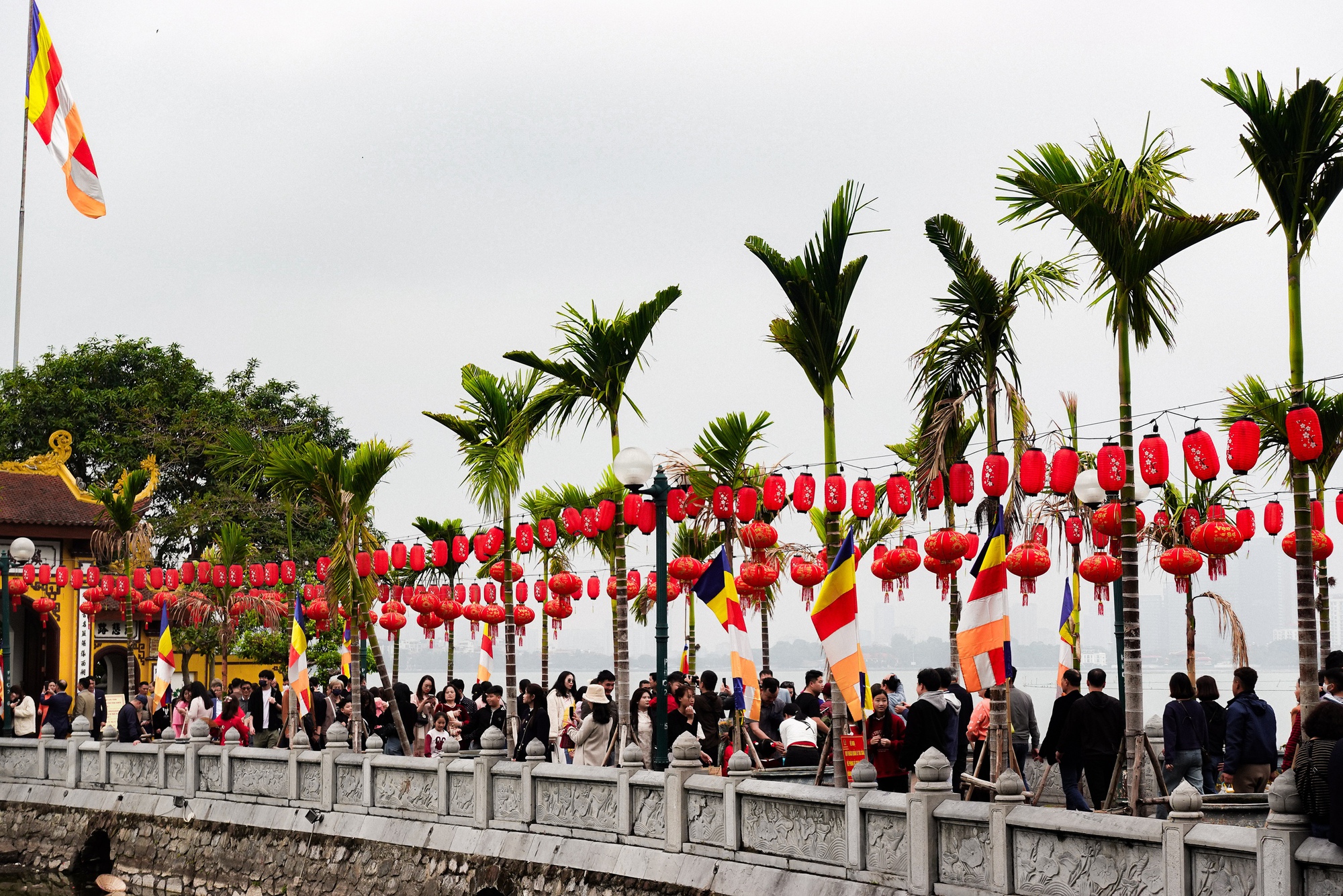 Cảnh tượng du khách đến Hà Nội mùng 4 Tết đông nghịt: Ông đồ Tây ngồi giữa phố, giới trẻ mặc Việt phục chụp ảnh- Ảnh 5.