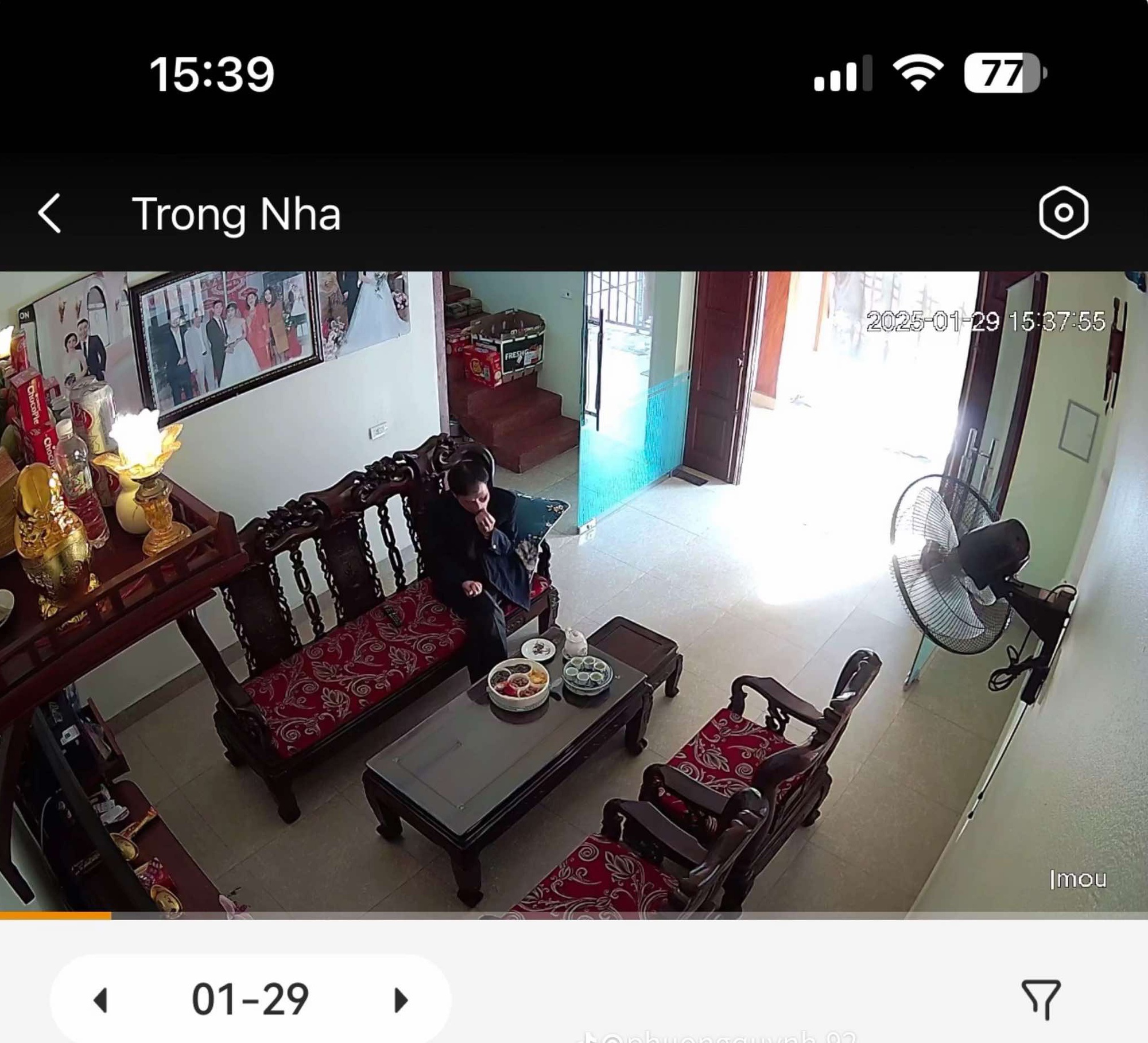 Check camera nhà bố ngày mùng 1 Tết, cảnh tượng tại phòng khách khiến cô gái nghẹn đắng- Ảnh 1.