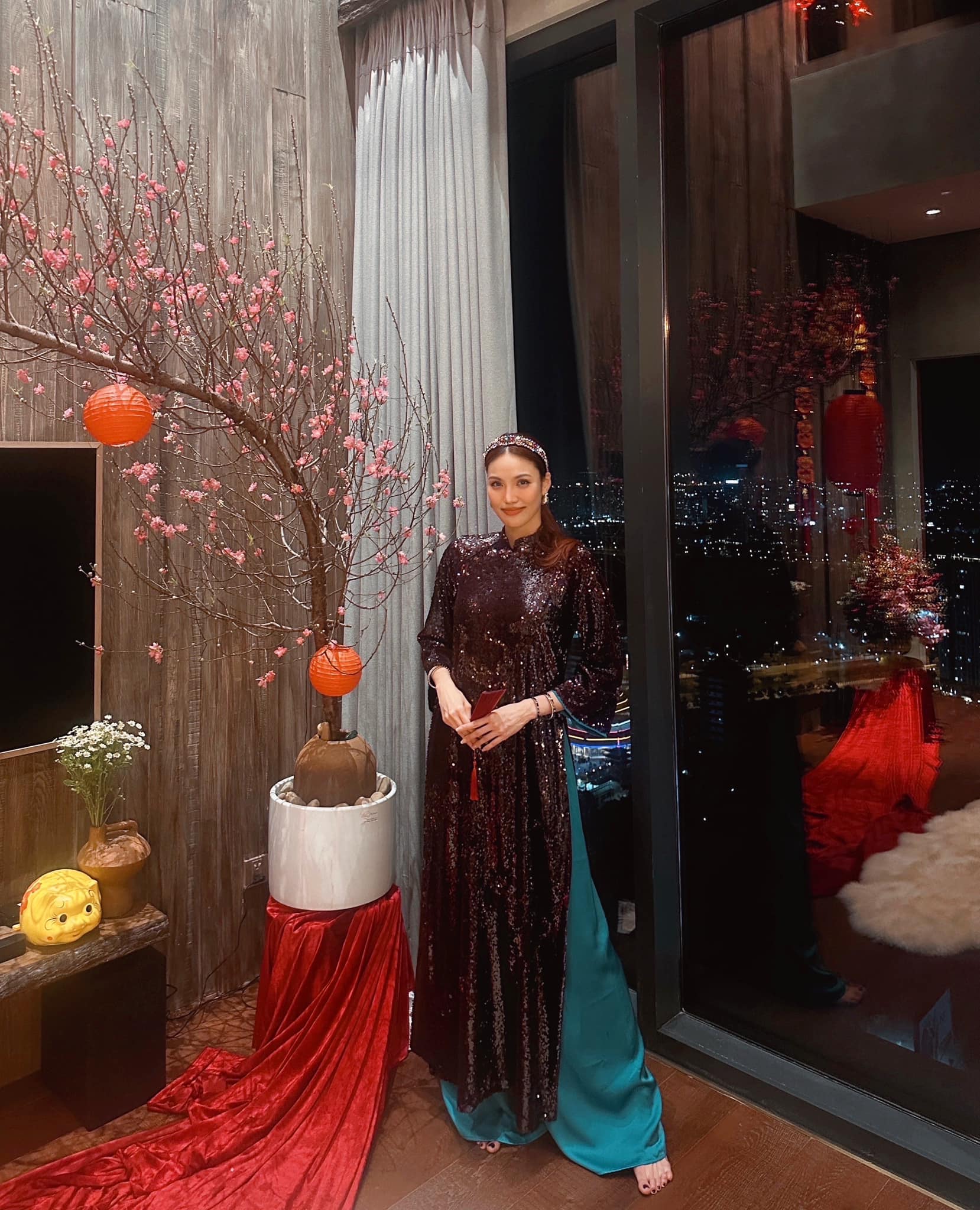 Tết của hội mỹ nh&acirc;n đ&igrave;nh đ&aacute;m: Mai Ngọc "xả ảnh" năm đầu l&agrave;m d&acirc;u, H&agrave; Tăng đảm đang kh&oacute; ai vượt mặt - Ảnh 9.