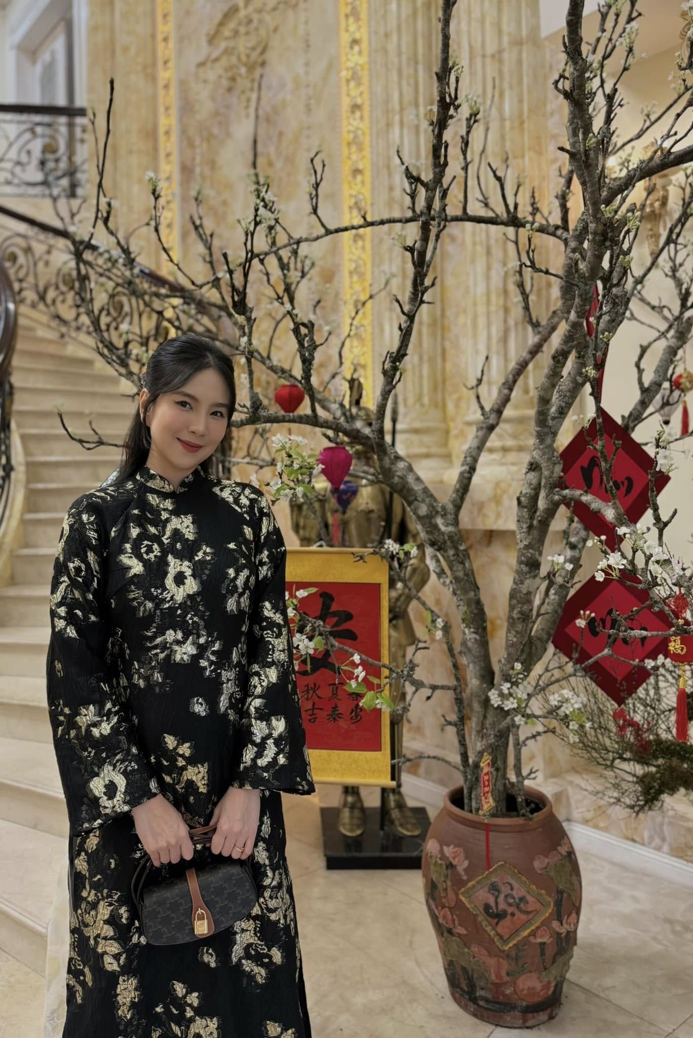 Tết của hội mỹ nh&acirc;n đ&igrave;nh đ&aacute;m: Mai Ngọc "xả ảnh" năm đầu l&agrave;m d&acirc;u, H&agrave; Tăng đảm đang kh&oacute; ai vượt mặt - Ảnh 3.