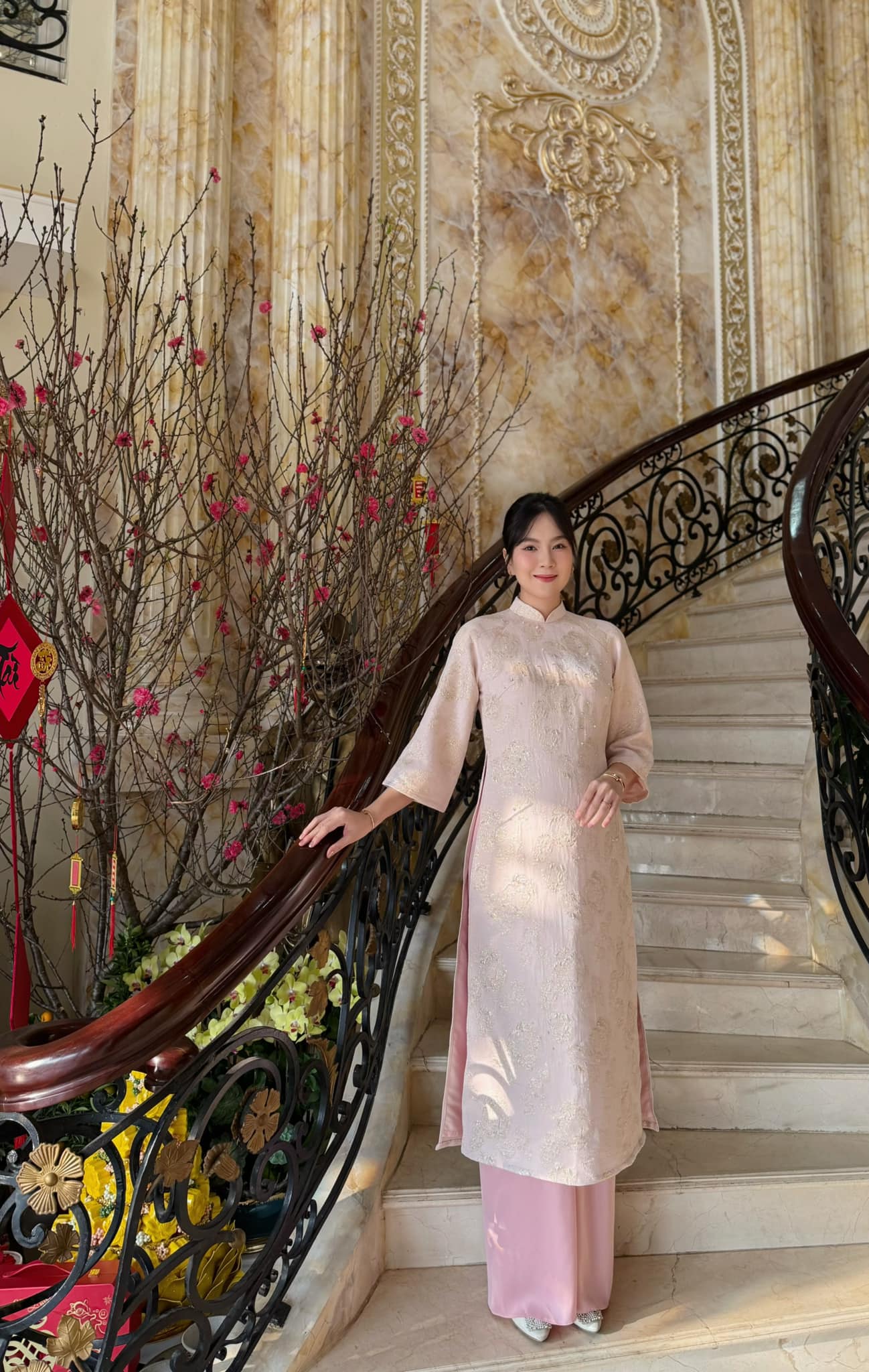 Tết của hội mỹ nh&acirc;n đ&igrave;nh đ&aacute;m: Mai Ngọc "xả ảnh" năm đầu l&agrave;m d&acirc;u, H&agrave; Tăng đảm đang kh&oacute; ai vượt mặt - Ảnh 4.