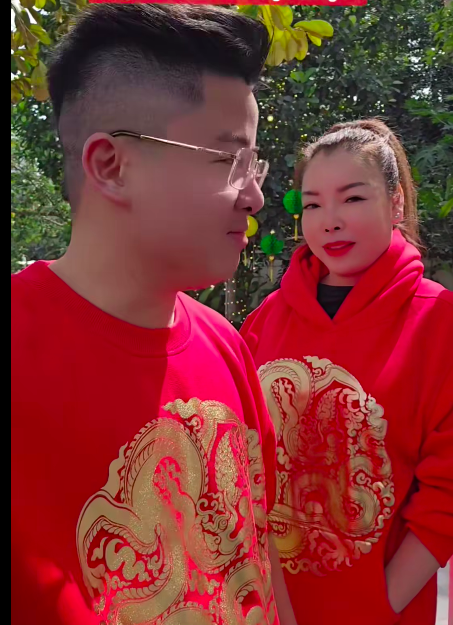 Tú Lơ Khơ góp ý thẳng với vợ: "54 tuổi mà dập đầu xù xong làm mắt... anh thấy hơi quá"- Ảnh 3.