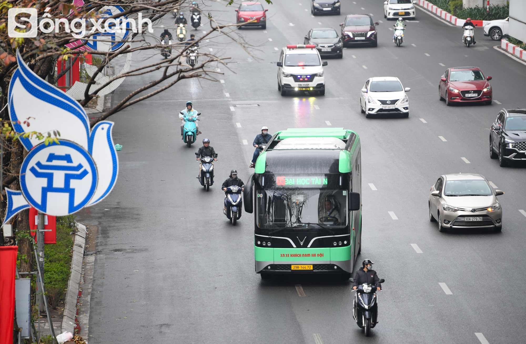 Soi chuyến bus xanh tiên phong ở Thủ đô: Phanh điện tử, cảm biến chống kẹp cửa, sàn nâng hạ tự động - Ảnh 1.