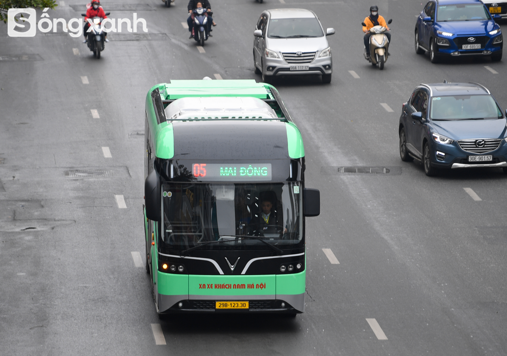 Soi chuyến bus xanh tiên phong ở Thủ đô: Phanh điện tử, cảm biến chống kẹp cửa, sàn nâng hạ tự động - Ảnh 2.