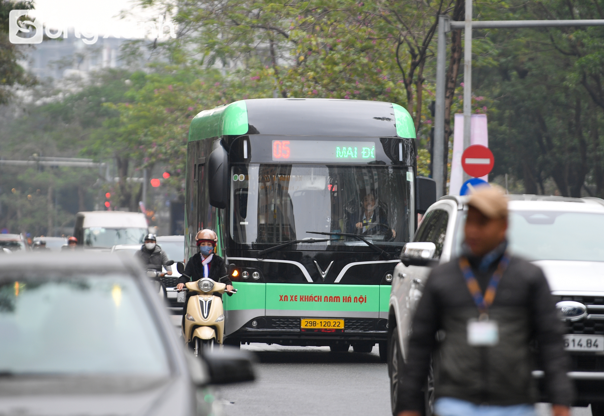 Soi chuyến bus xanh tiên phong ở Thủ đô: Phanh điện tử, cảm biến chống kẹp cửa, sàn nâng hạ tự động - Ảnh 3.