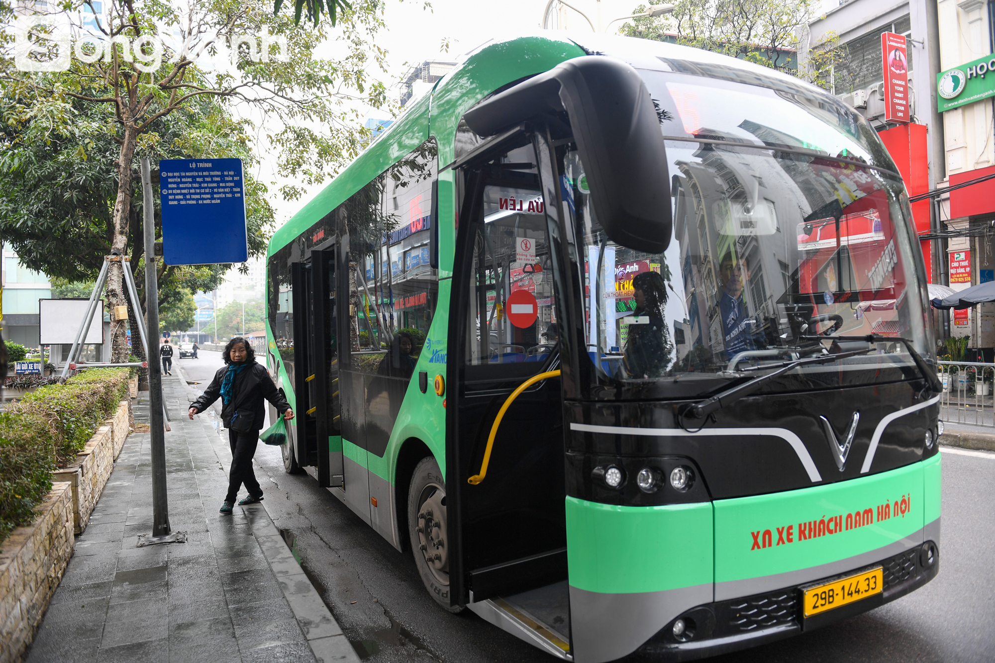 Soi chuyến bus xanh tiên phong ở Thủ đô: Phanh điện tử, cảm biến chống kẹp cửa, sàn nâng hạ tự động - Ảnh 6.