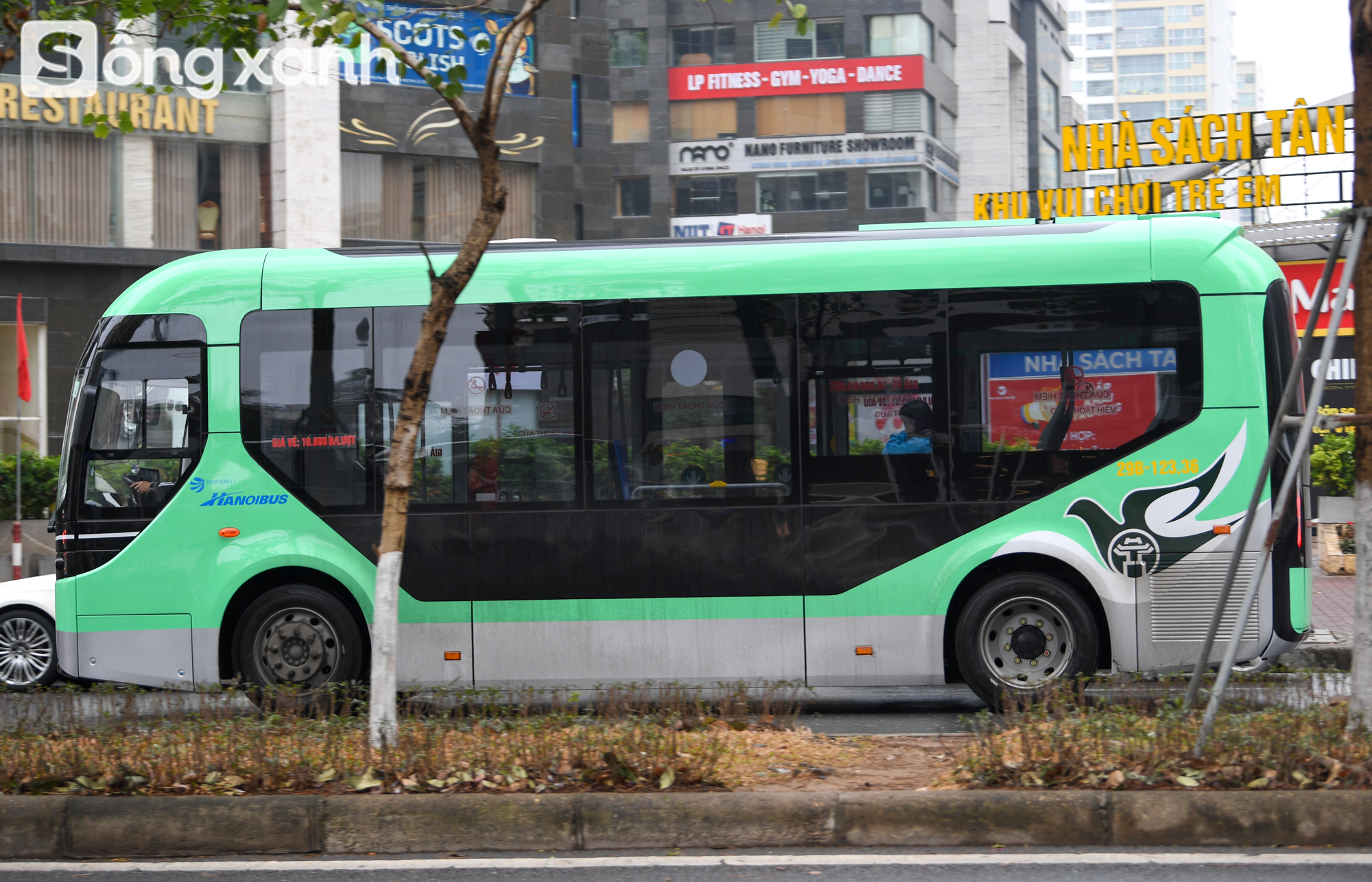 Soi chuyến bus xanh tiên phong ở Thủ đô: Phanh điện tử, cảm biến chống kẹp cửa, sàn nâng hạ tự động - Ảnh 8.